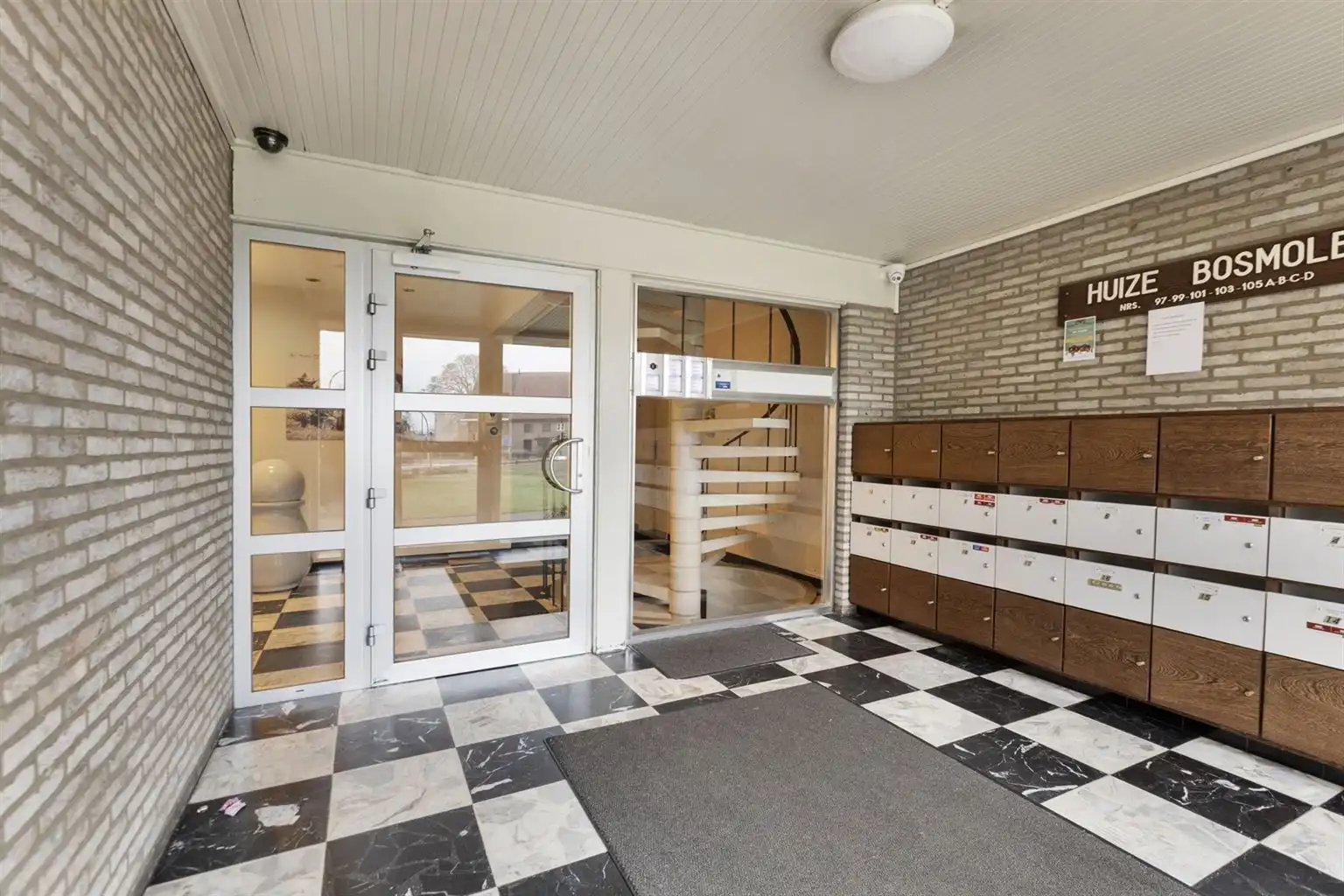 Ruim gelijkvloers 2-slaapkamer appartement met overdekt terras, ondergrondse autostaanplaats en aparte berging, gelegen vlakbij het centrum van Maaseik. foto 23