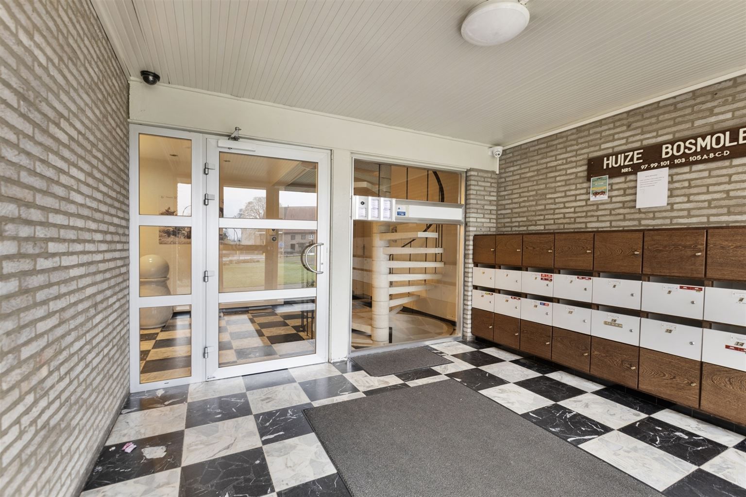 Ruim gelijkvloers 2-slaapkamer appartement met overdekt terras, ondergrondse autostaanplaats en aparte berging, gelegen vlakbij het centrum van Maaseik. foto 23