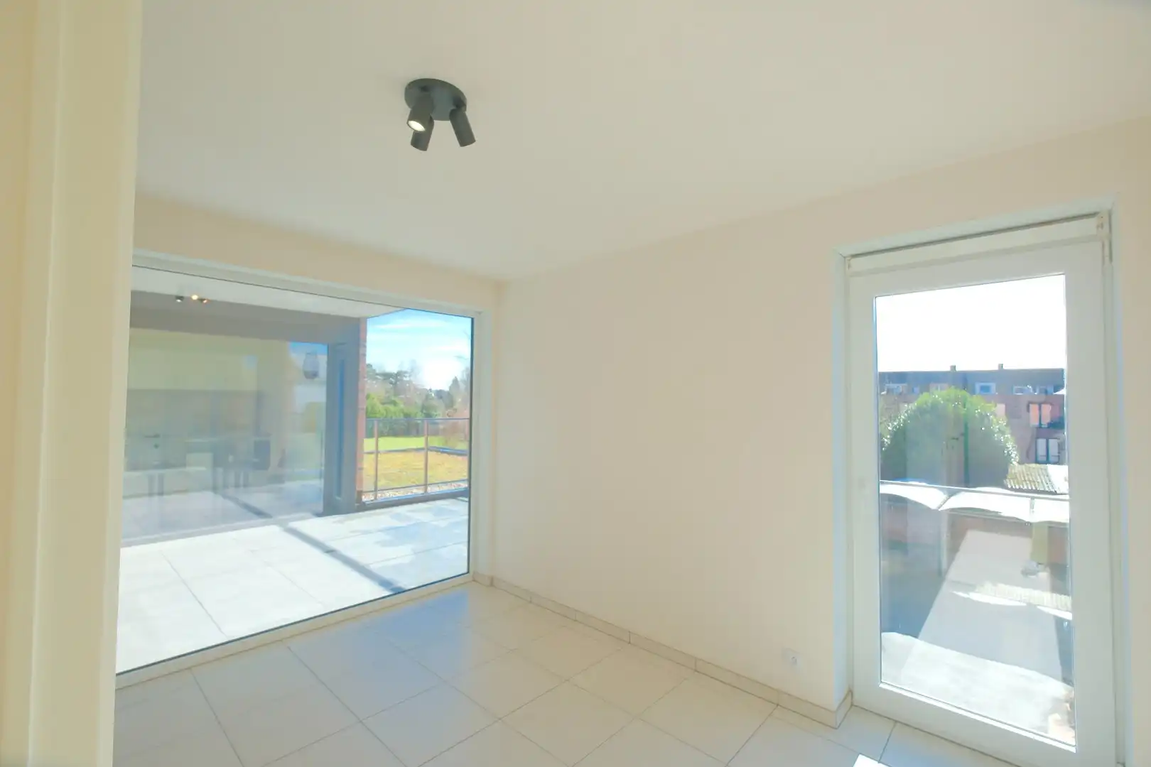 Recent app. met 2 slpks, prachtig terras en staanplaats! foto 15