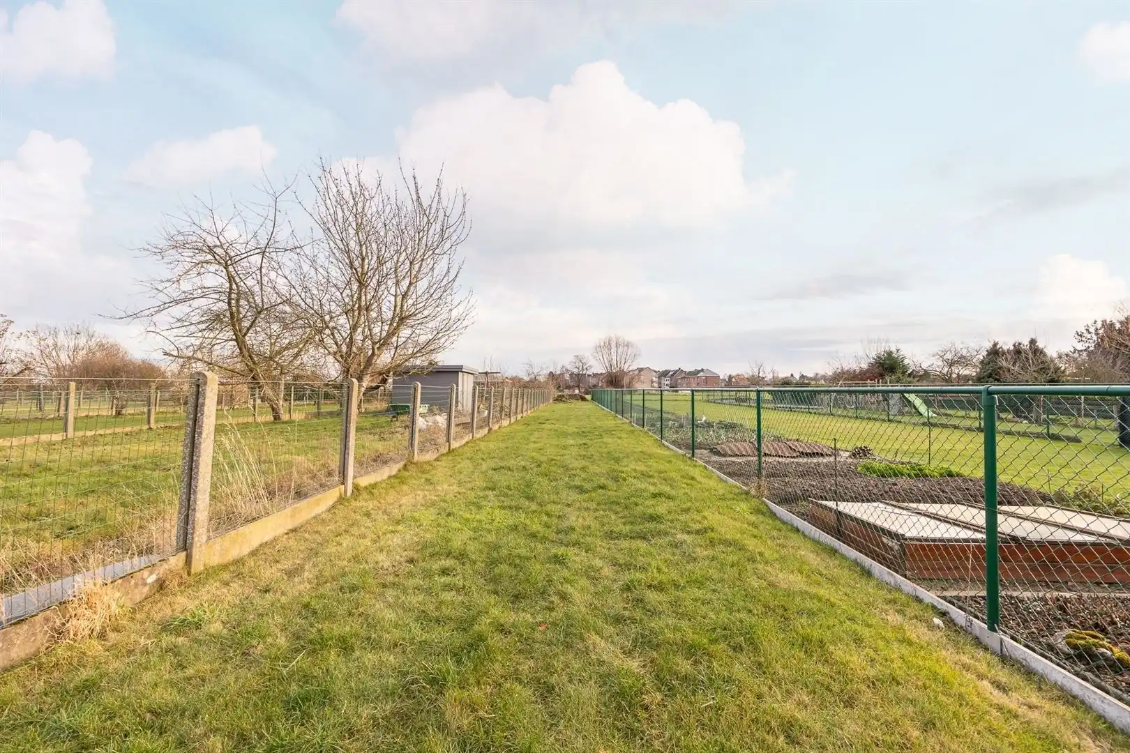 Woning met privé-staanplaats voor de deur foto 13