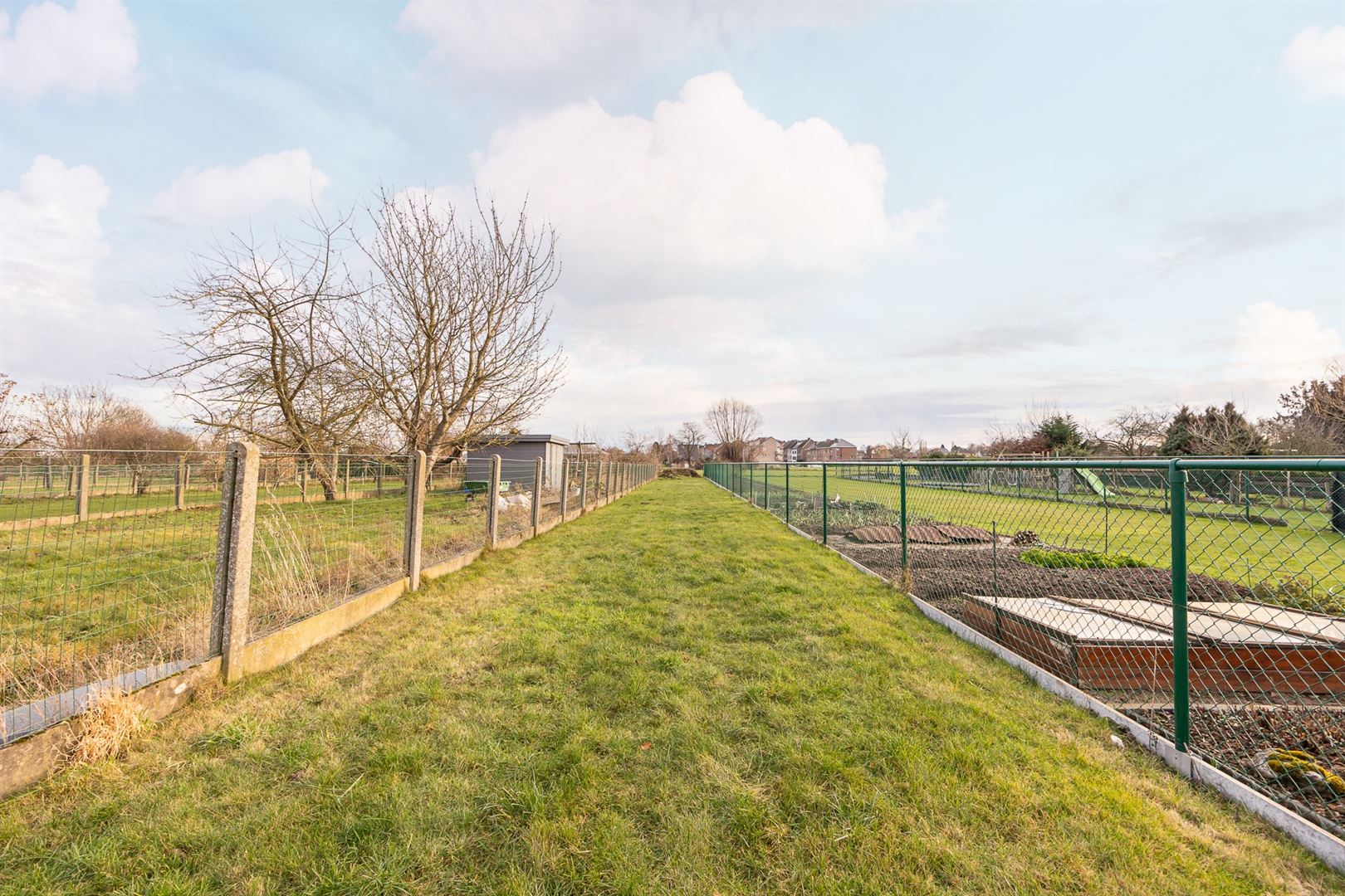 Woning met privé-staanplaats voor de deur foto 13