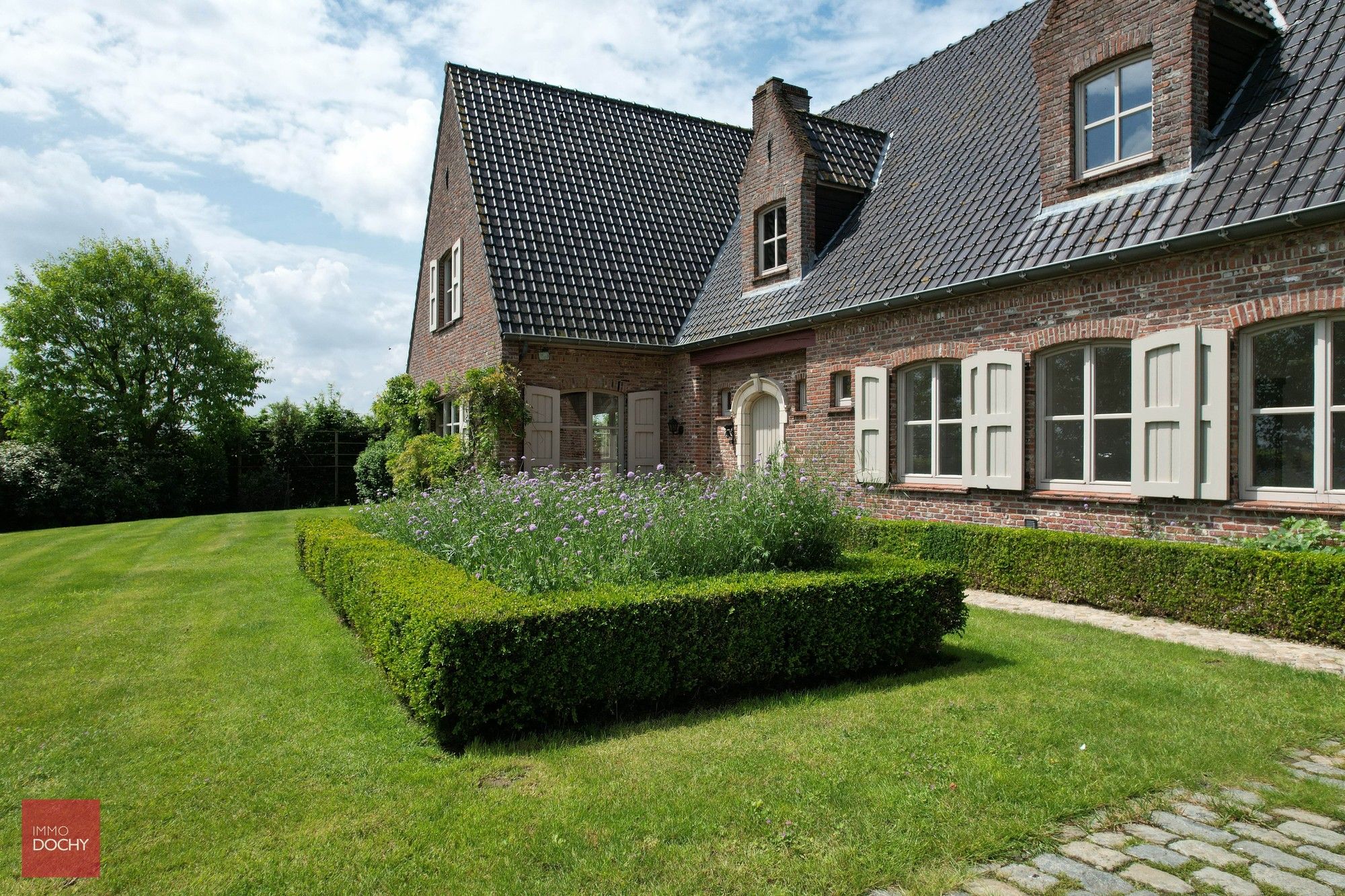 Landelijk gelegen standingvolle VILLA met toegangsweg foto 15