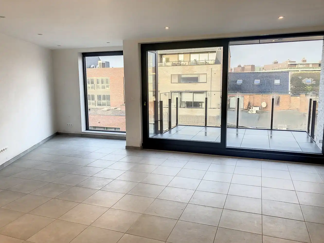 Modern nieuwbouwappartement met ruim terras, autostaanplaats en kelderberging! foto 3