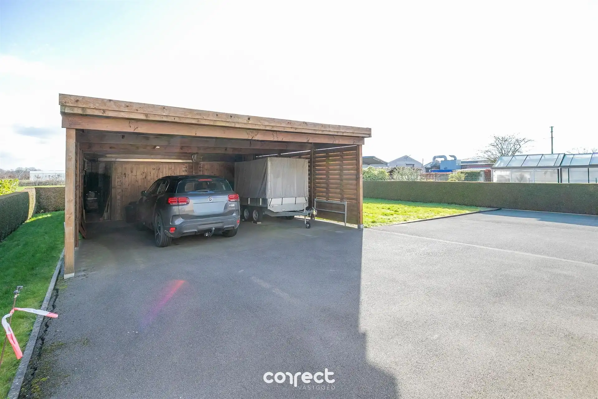 Ruime open bebouwing met 5 slaapkamers, 2 badkamers,  tuin,  garage, carport en werkplaats. foto 15