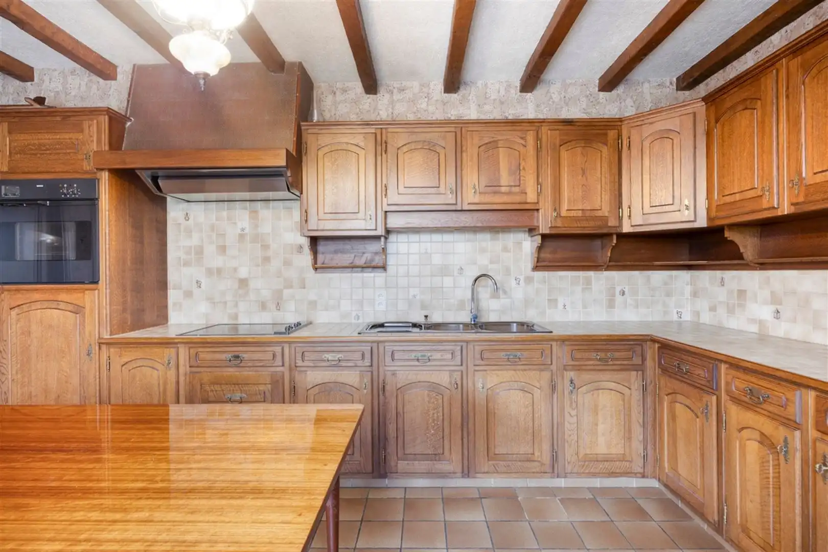Rustig gelegen, op te frissen halfopen bebouwing met 3 slaapkamers op een perceel van 672 m². foto 9