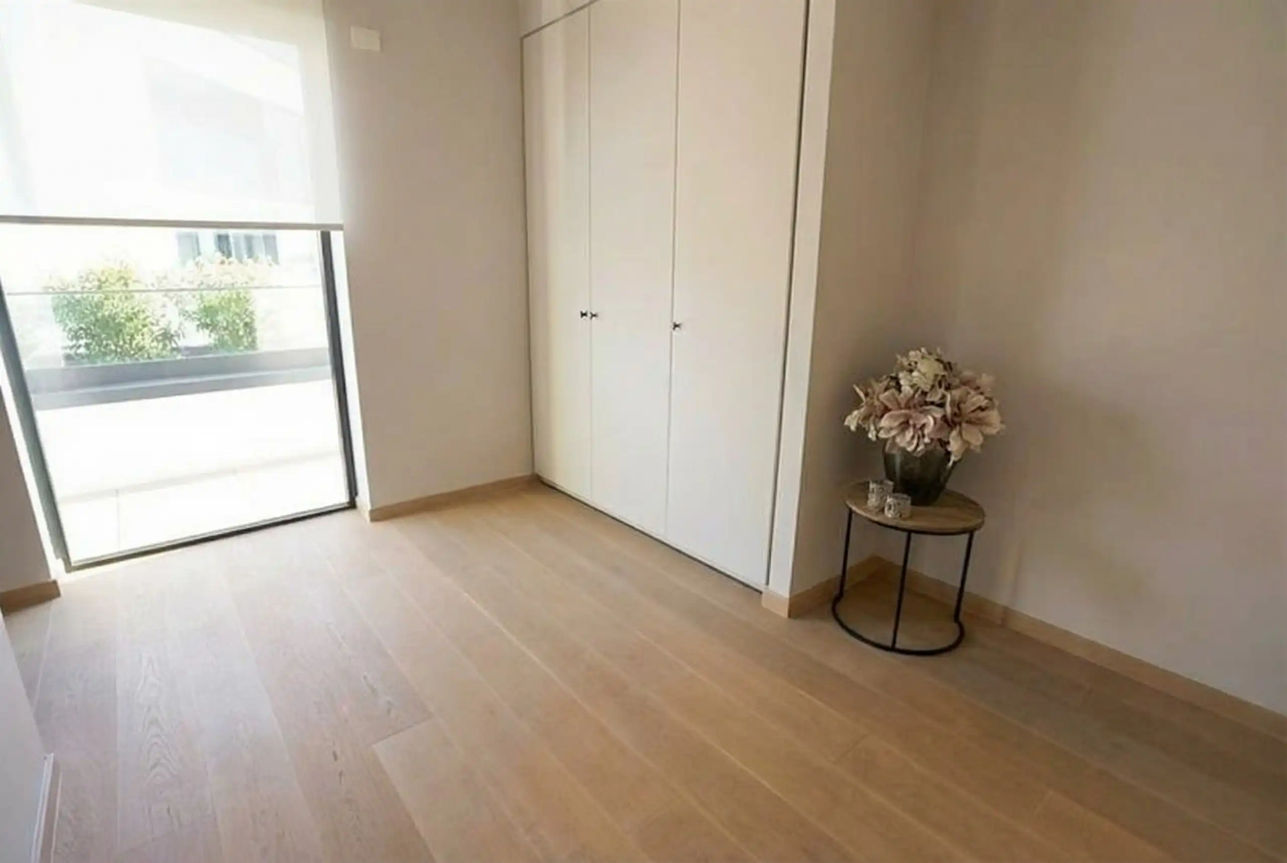 Onweerstaanbare serviceflat met grote staanplaats en terras! foto 4