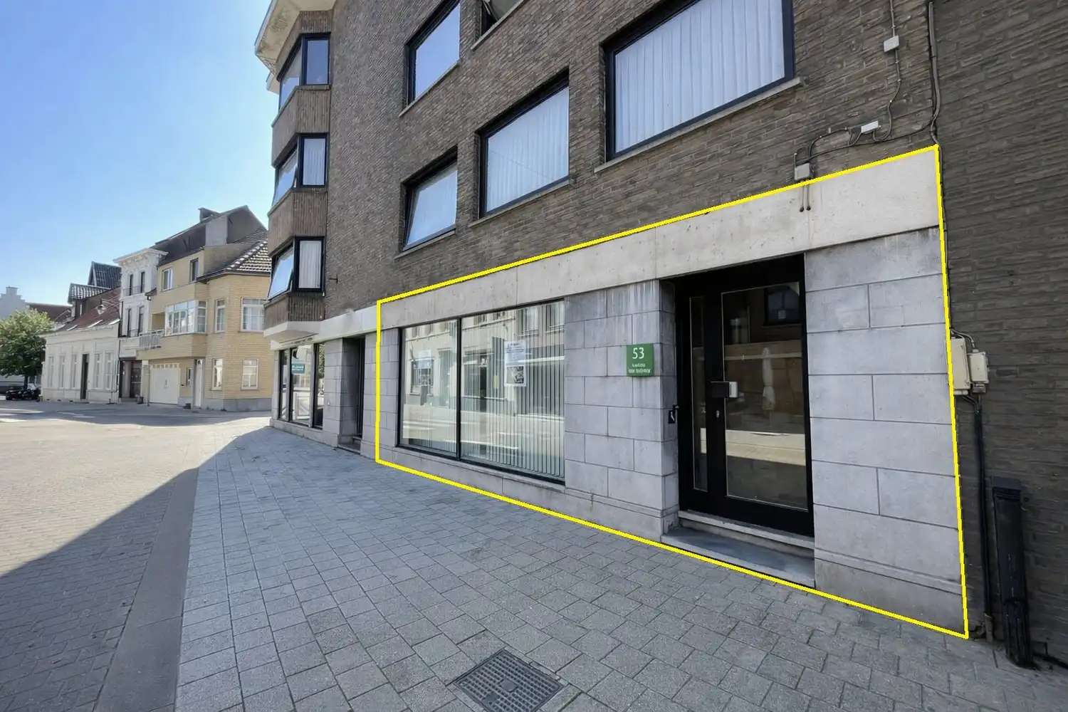 te huur Maldegem | winkel- of kantoorruimte gelegen in de commerciële hoofdstraat. foto 7