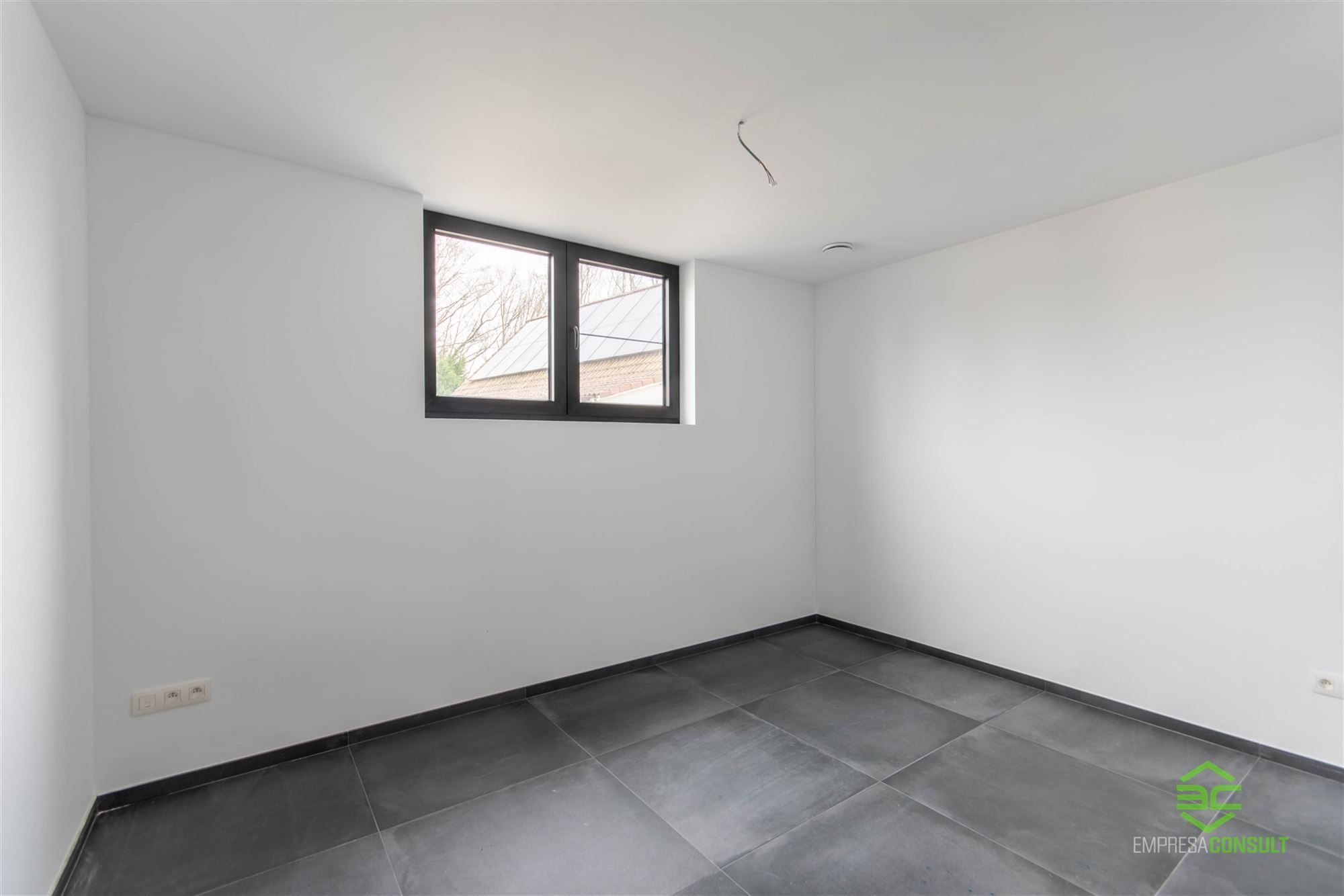 Toonzaal met appartement en 2 ruime garages op een topligging! foto 7