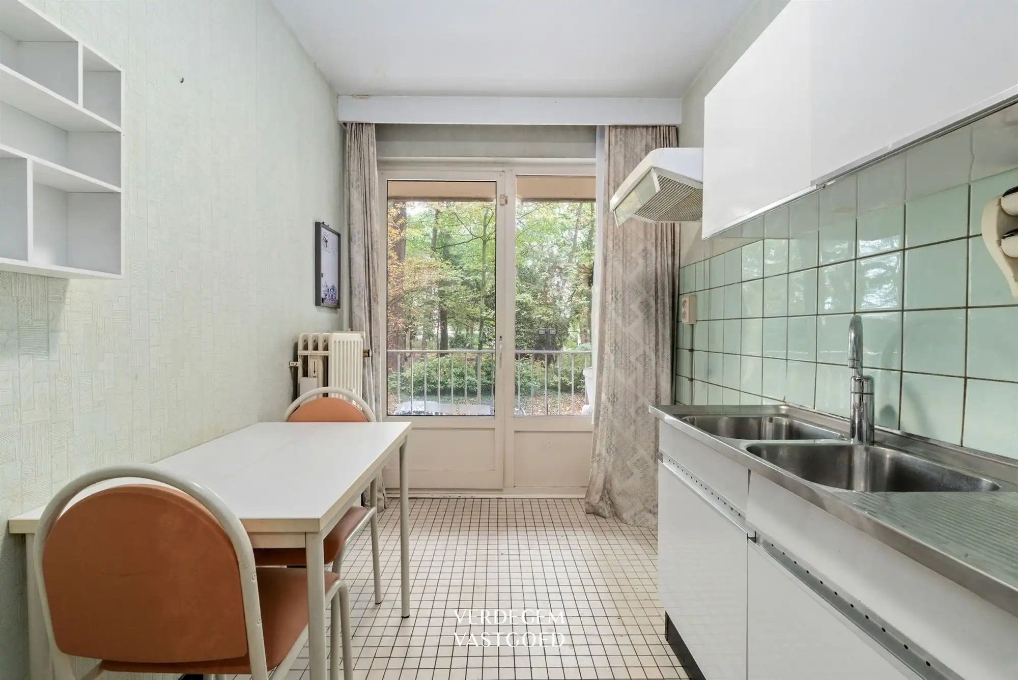 Wonen in het groen: op te frissen appartement met 2 slaapkamers en groot terras foto 2