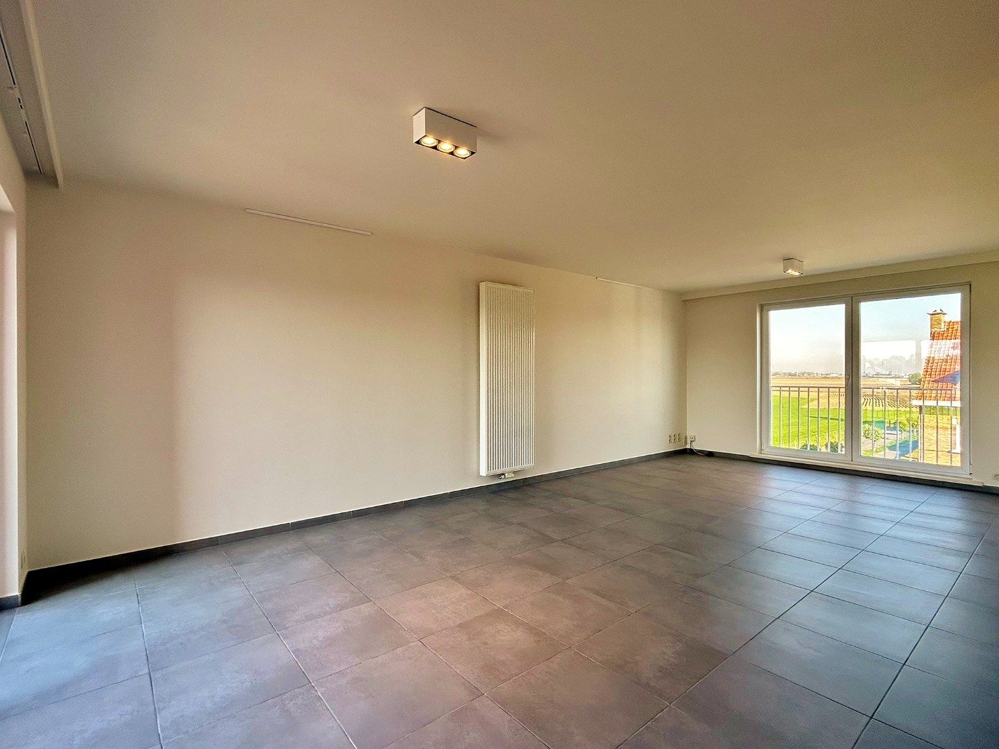 Ruim appartement met veel lichtinval, 3 slaapkamers en garage foto 3