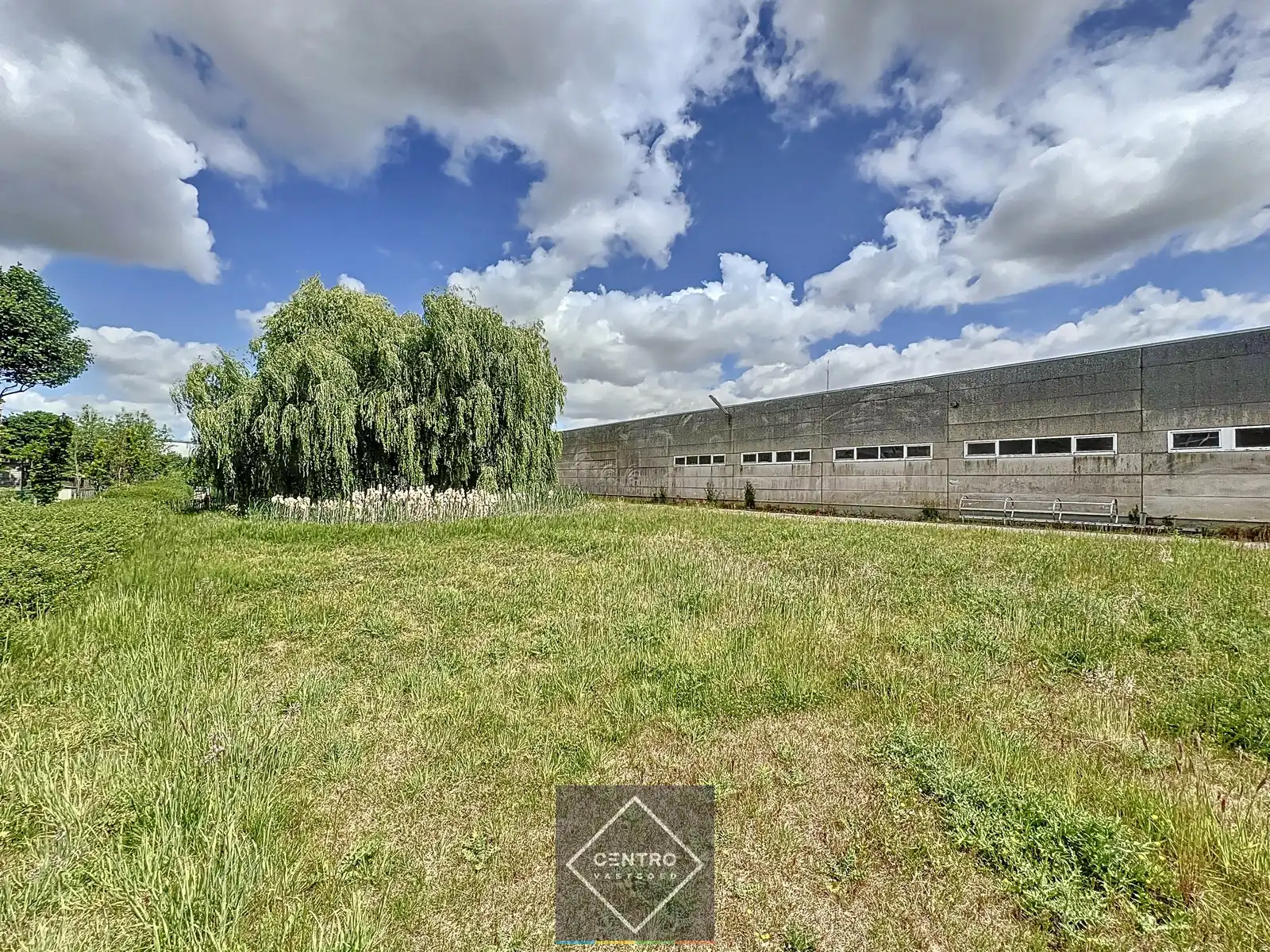 Instapklaar BEDRIJFSGEBOUW bestaande uit&nbsp;geïsoleerde MAGAZIJNEN met laadkade (ca. 2.539m²), KANTOREN (ca. 344 m²) én alleenstaande WONING. Op bedrijvenzone "Hoge Barriere" te Roeselare. foto 15