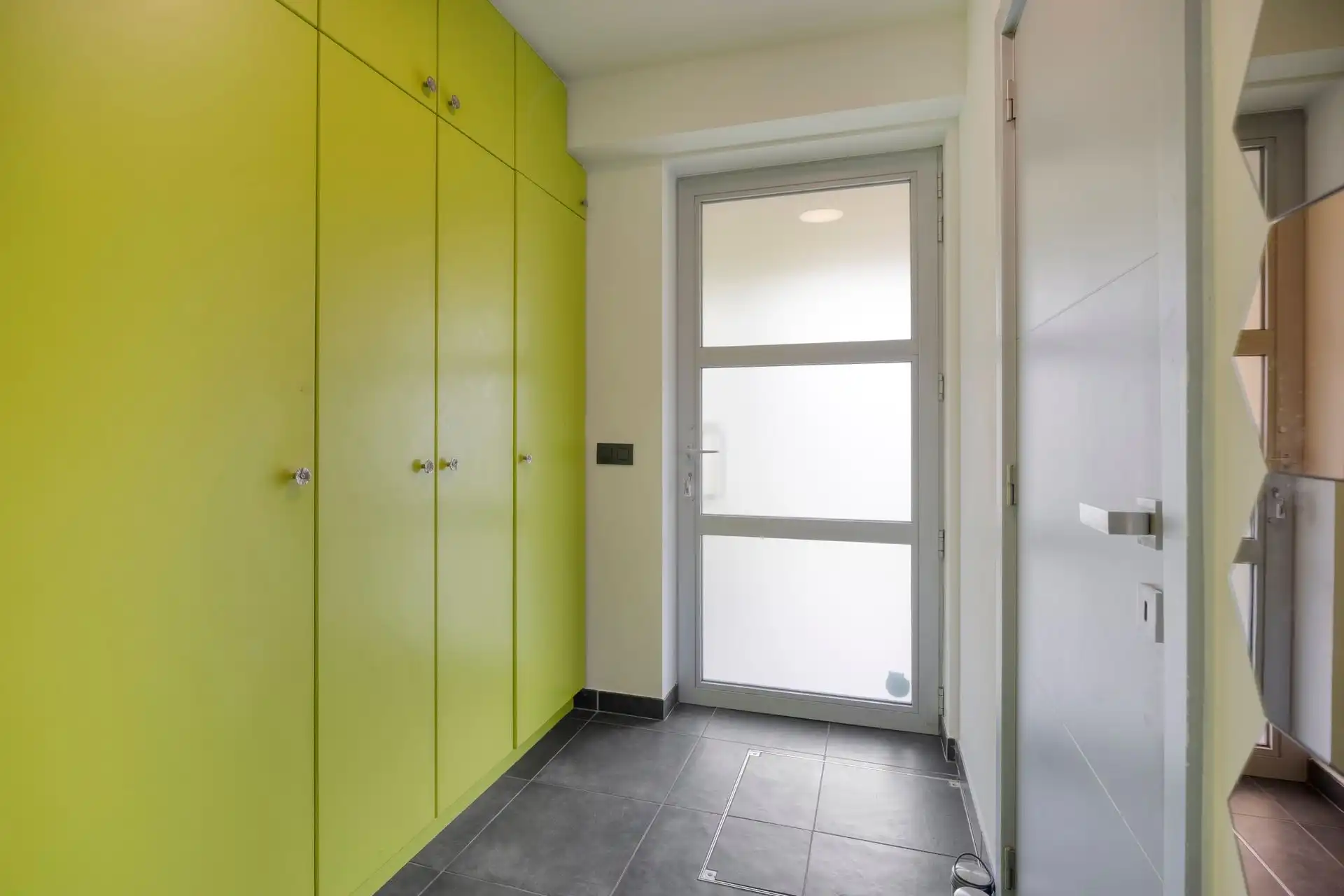 STIJLVOLLE EN INSTAPKLARE WONING MET TUIN EN CARPORT ! foto 2