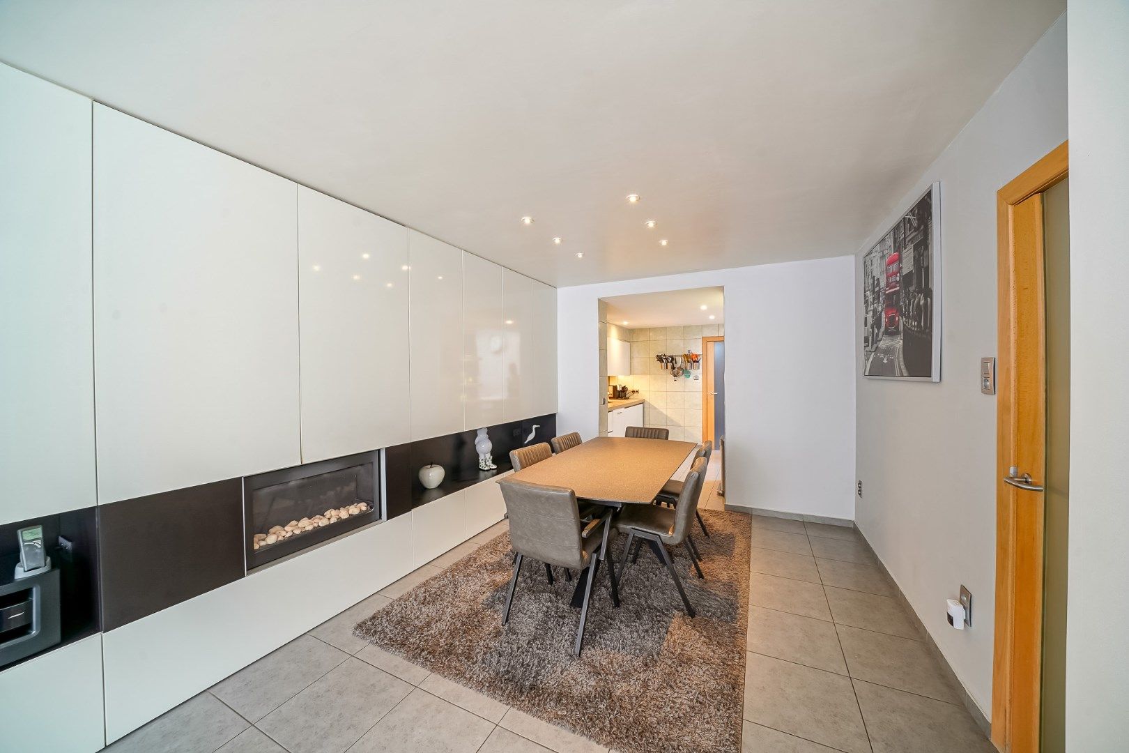 Volledig gerenoveerde woning met 3 slaapkamers, 2 badkamers en ruim dakterras foto 3