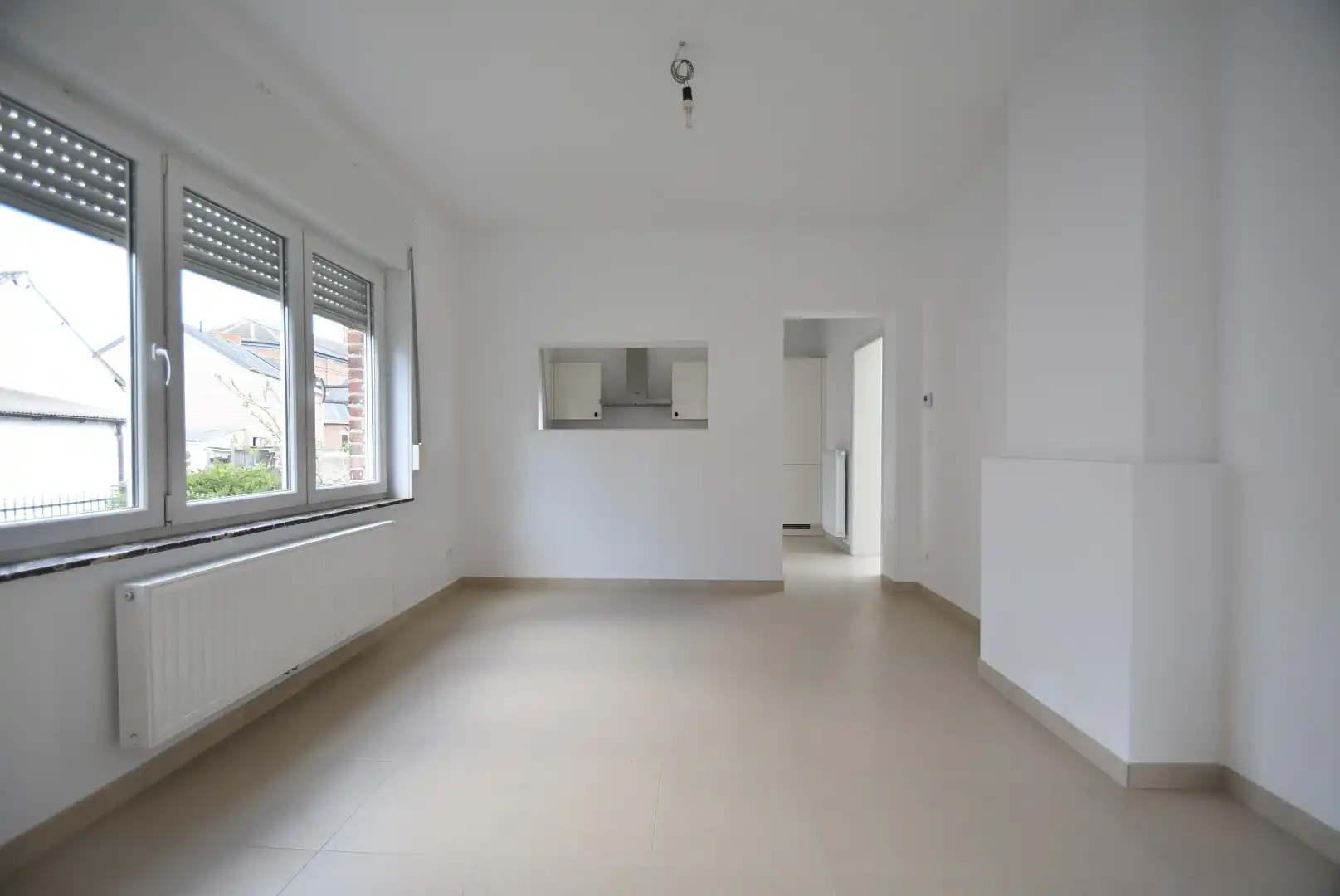 Fris en luchtig gerenoveerde woning met drie slaapkamers, terras, en garage, inbegrepen de stroom via zonnepalen.  foto 12