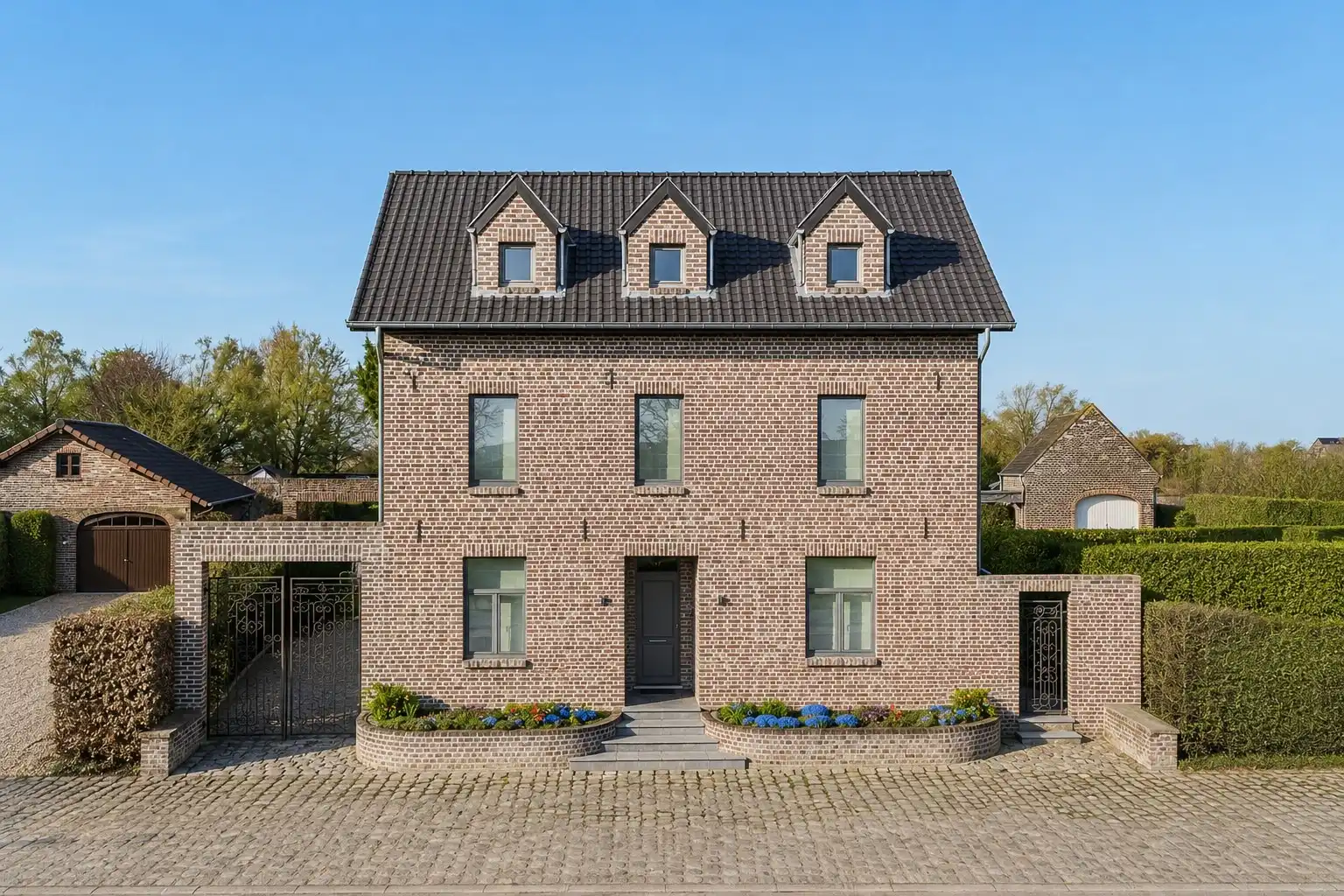 Hoofdfoto van de publicatie: Karaktervolle en uitzonderlijk ruime woning met 5 slpks op&nbsp;een perceel van 36a 60ca.