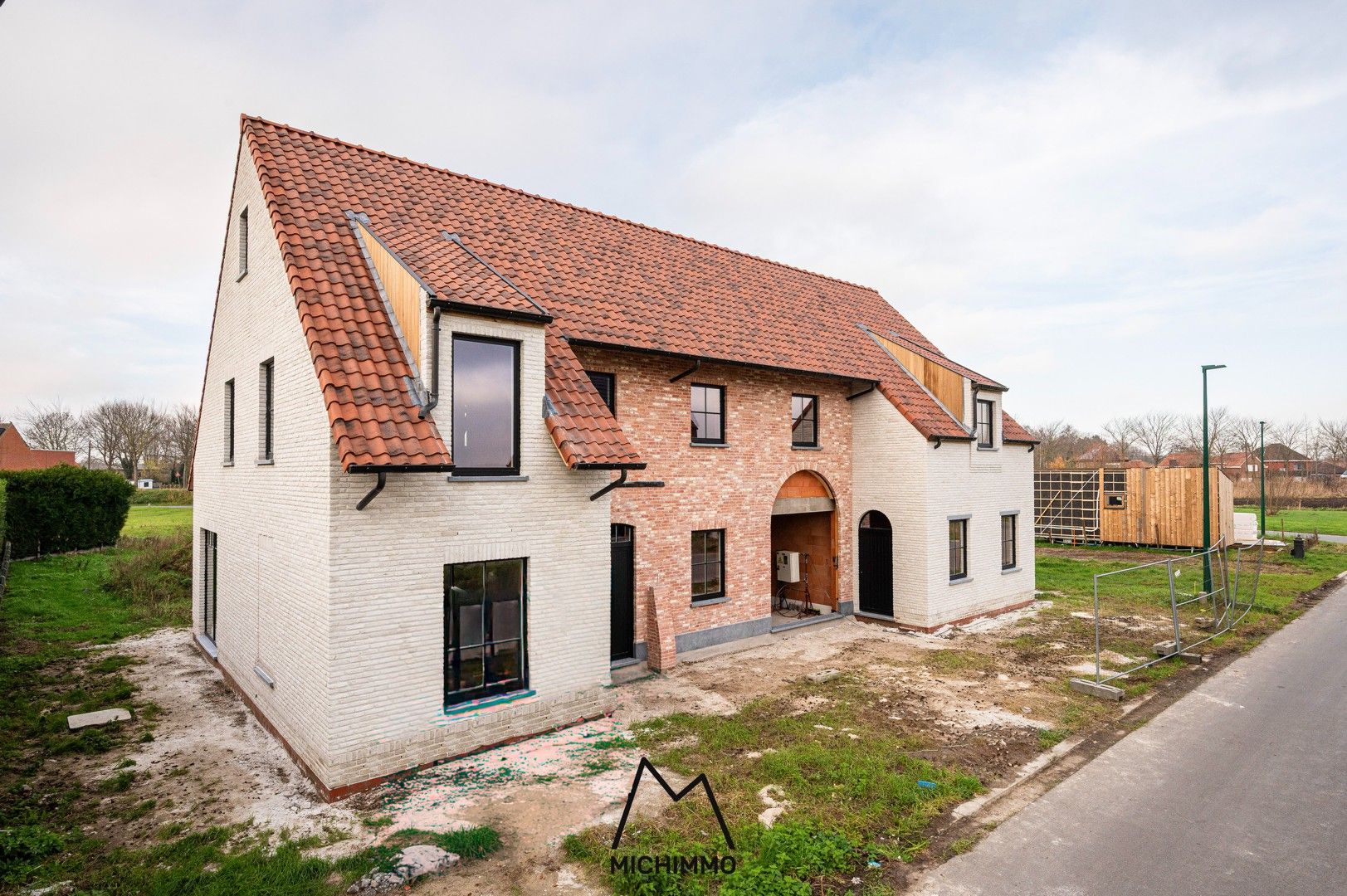 Fantastische nieuwbouwwoning met vier slaapkamers op hele leuke locatie. foto {{pictureIndex}}