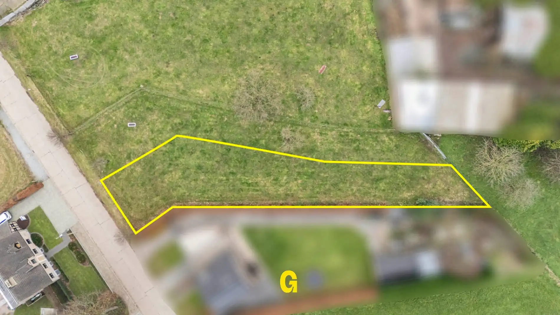 *** VERKOCHT ***  Ruim bouwperceel voor halfopen bebouwing op 9a 96ca te Mopertingen, grenzend aan agrarische zone foto 3