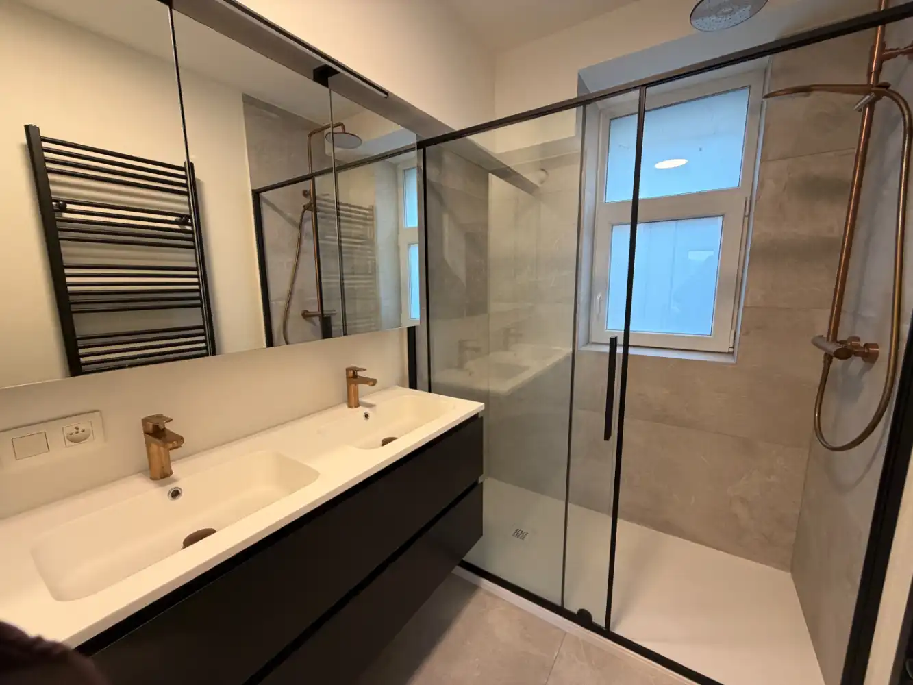 Volledig gerenoveerd appartement met twee slaapkamers. Dit instapklaar appartement wordt gemeubeld verhuurd. foto 8