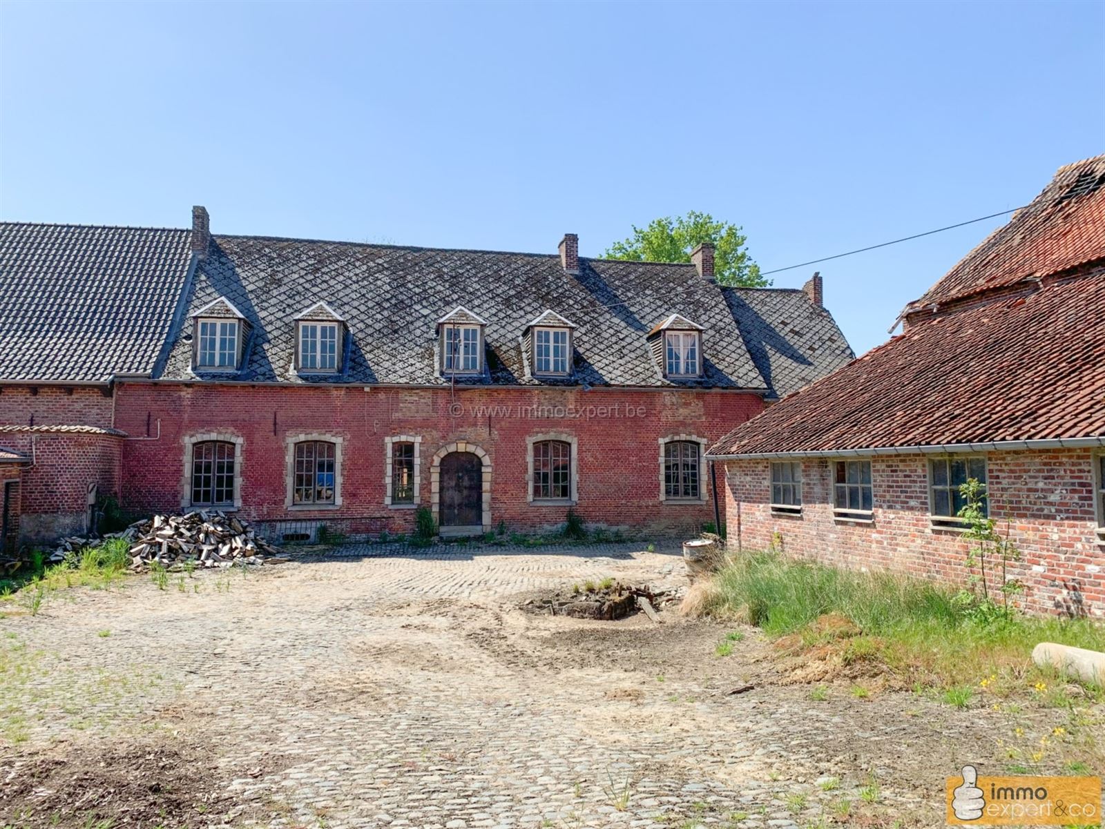 Hoofdfoto van de publicatie: Pajottegem: Unieke hoeve met bijgebouwen en tuin