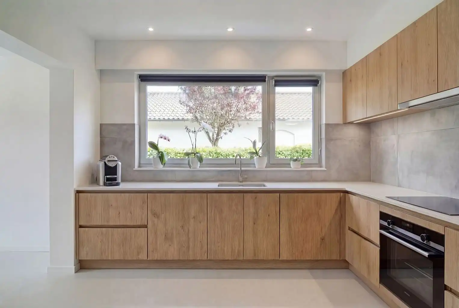 Vrijstaande woning met 4 slaapkamers, ruime tuin en garage op een riant perceel van 9a99ca, rustig gelegen nabij het centrum van Maaseik.  foto 6