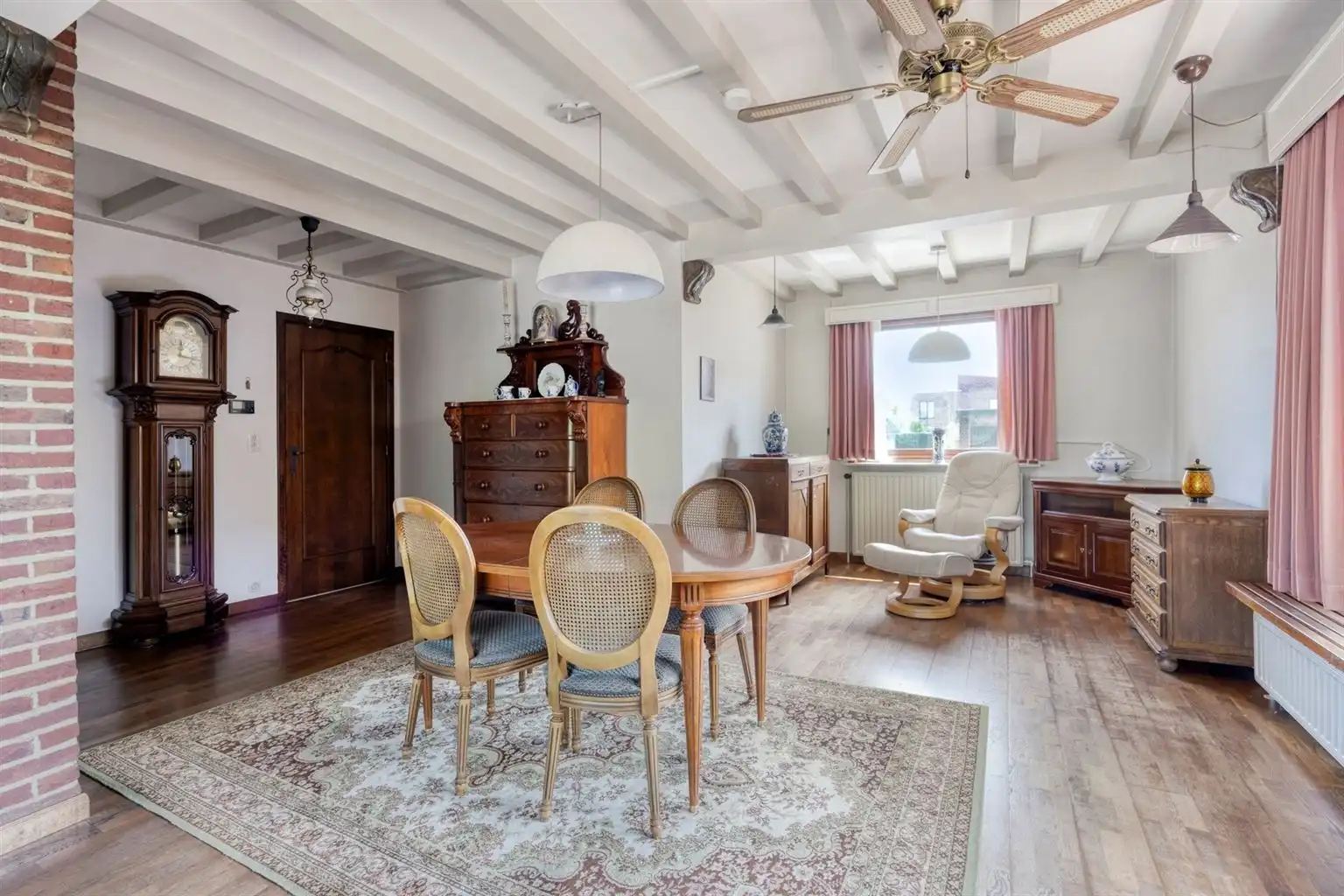 Vrijstaande woning met 4 slaapkamers, ruime tuin en garage op een riant perceel van 9a99ca, rustig gelegen nabij het centrum van Maaseik.  foto 6