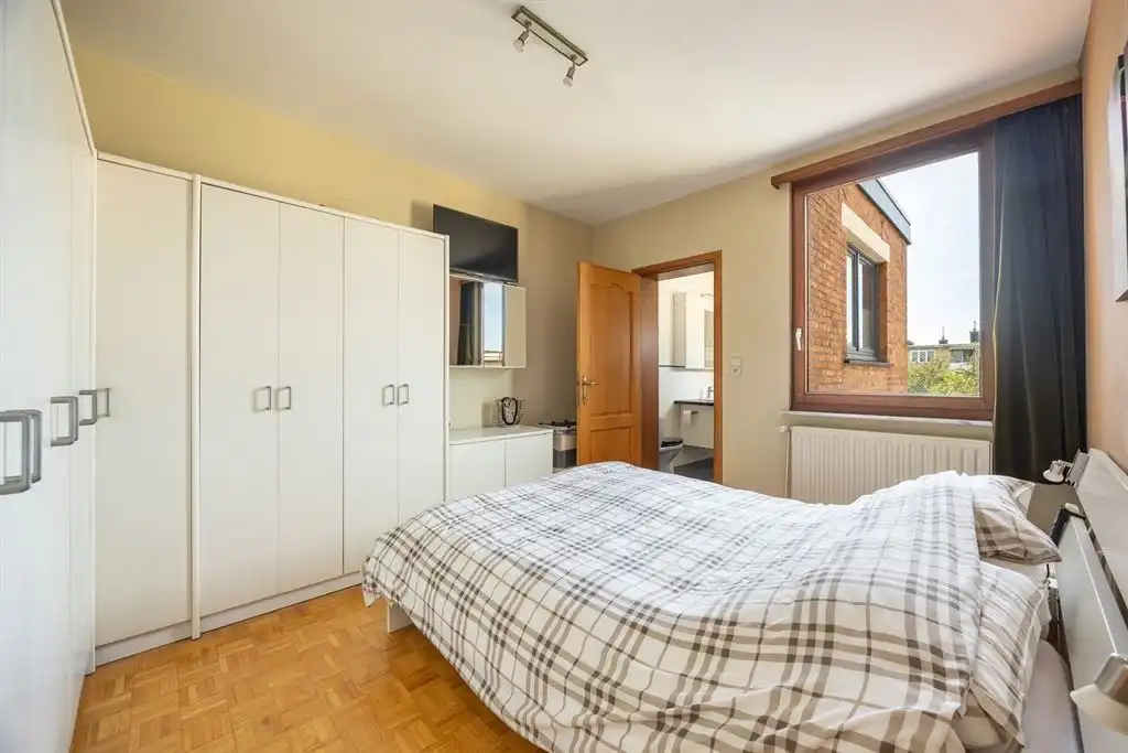 Instapklaar huis met ruime tuin  foto 19