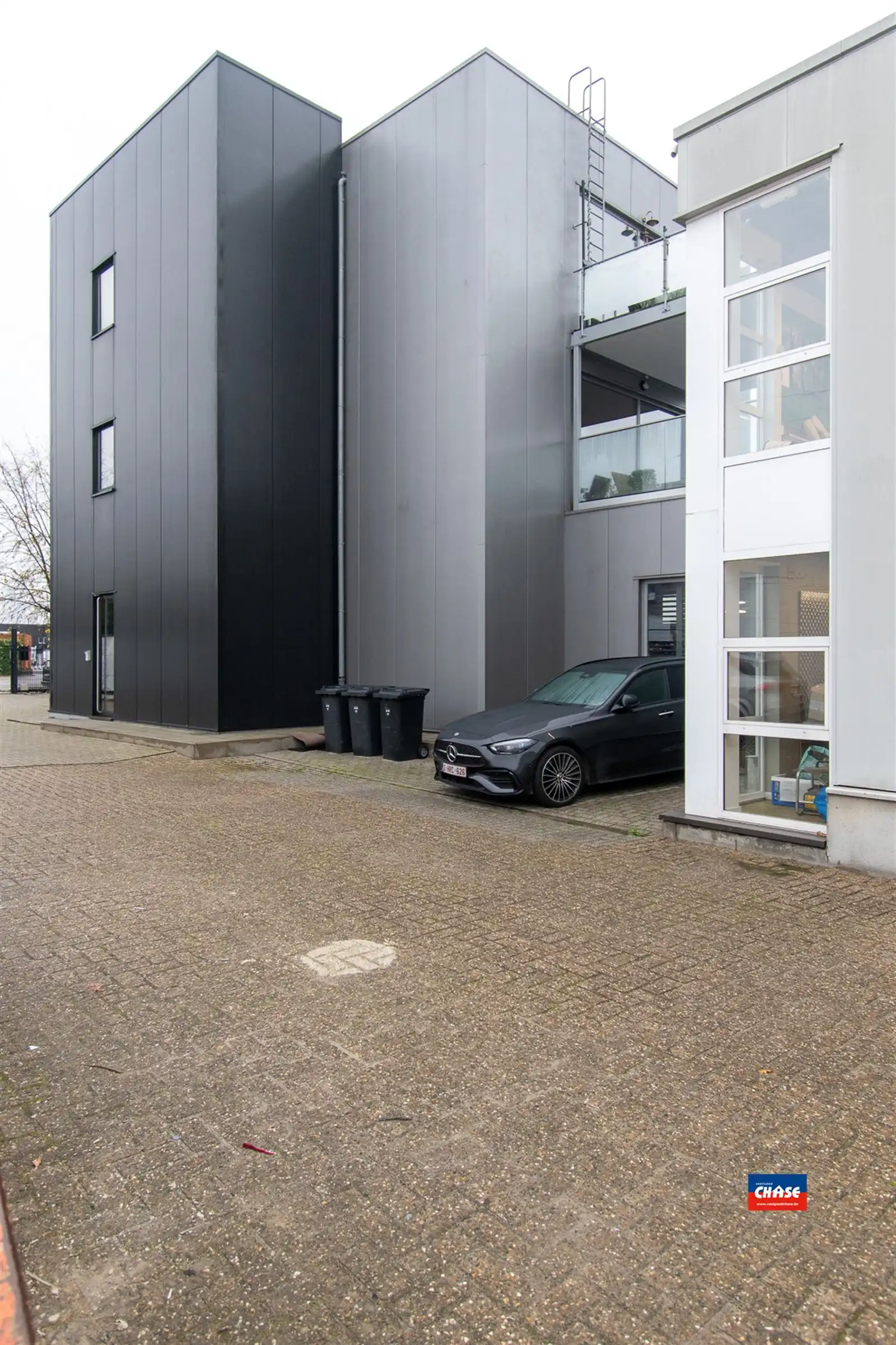 Gemengd gebouw met winkel, 2 appartementen, kantoor en magazijnruimte foto 2