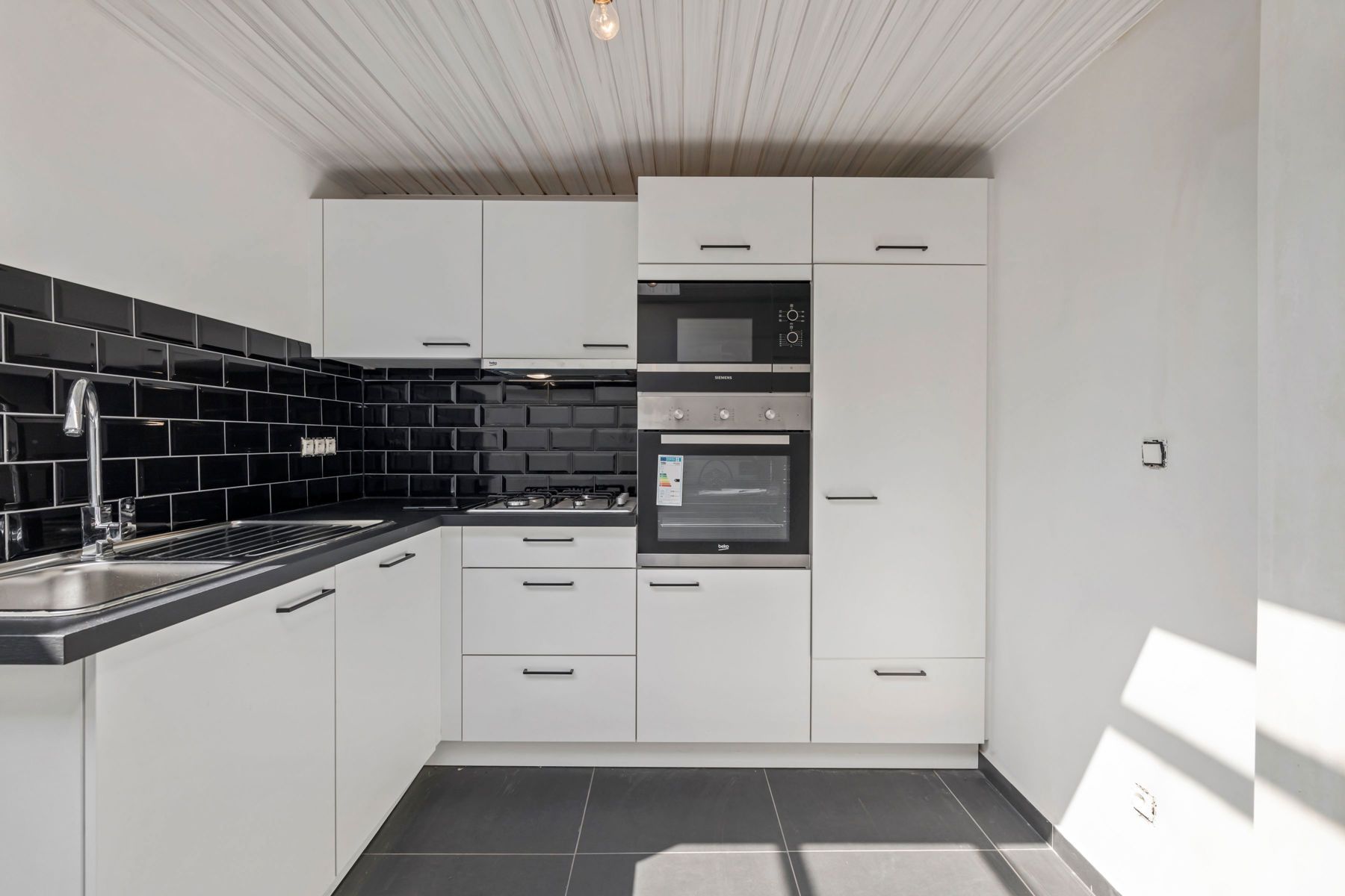 Vernieuwde woning met 4 slaapkamers en zonnig terras! foto 6