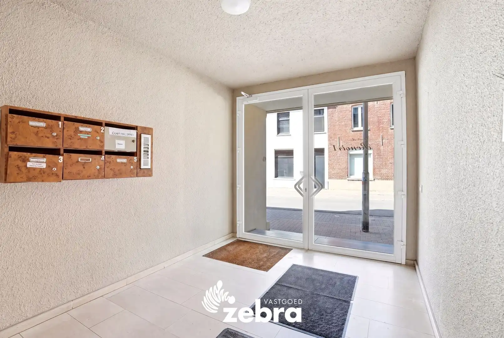 Zeer ruim appartement (137 m²) te koop met dubbele garage in het hartje van Tielt! foto 2