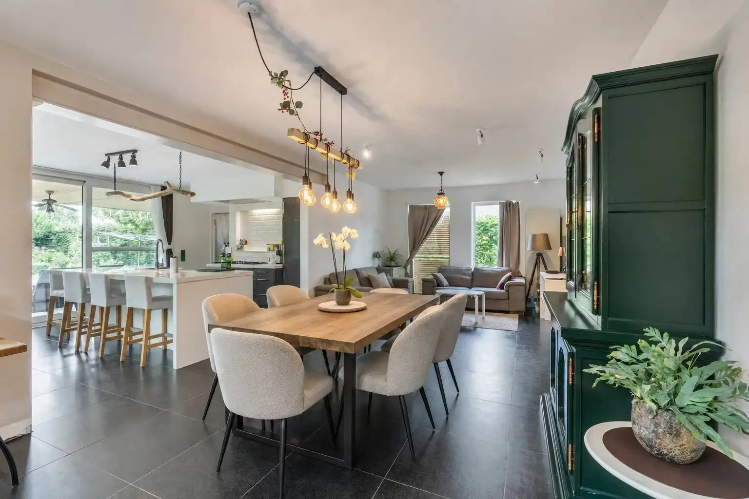 Ruime gezinswoning met 4 slaapkamers te Stal foto 3