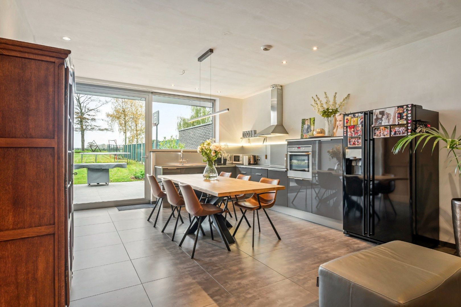 Instapklare halfopen woning met 4 slaapkamers, garage en zonnige tuin in Moorslede foto {{pictureIndex}}