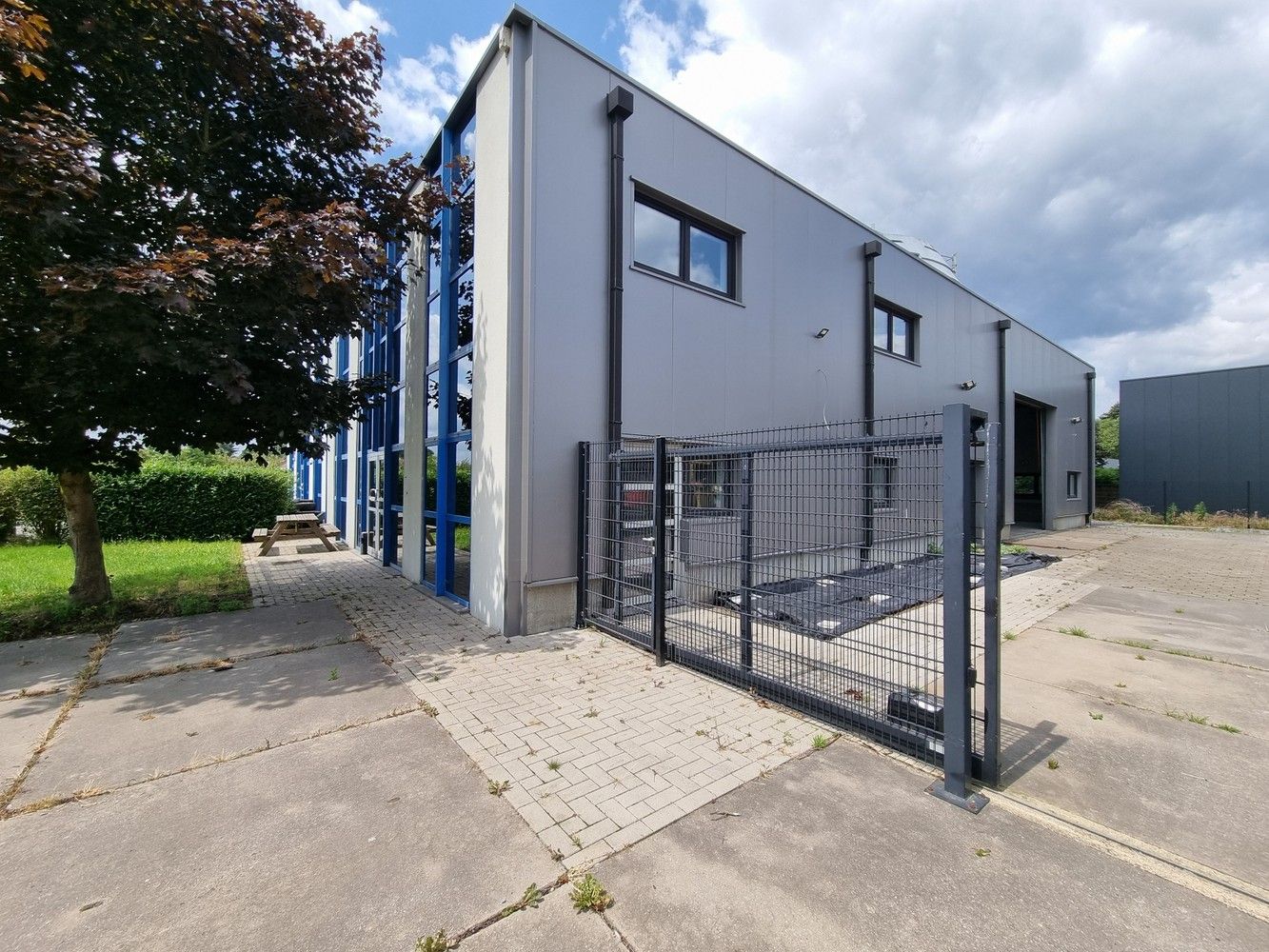 Uitstekend gelegen industrieel gebouw/magazijn met kantoorruimte (400m²) foto 2