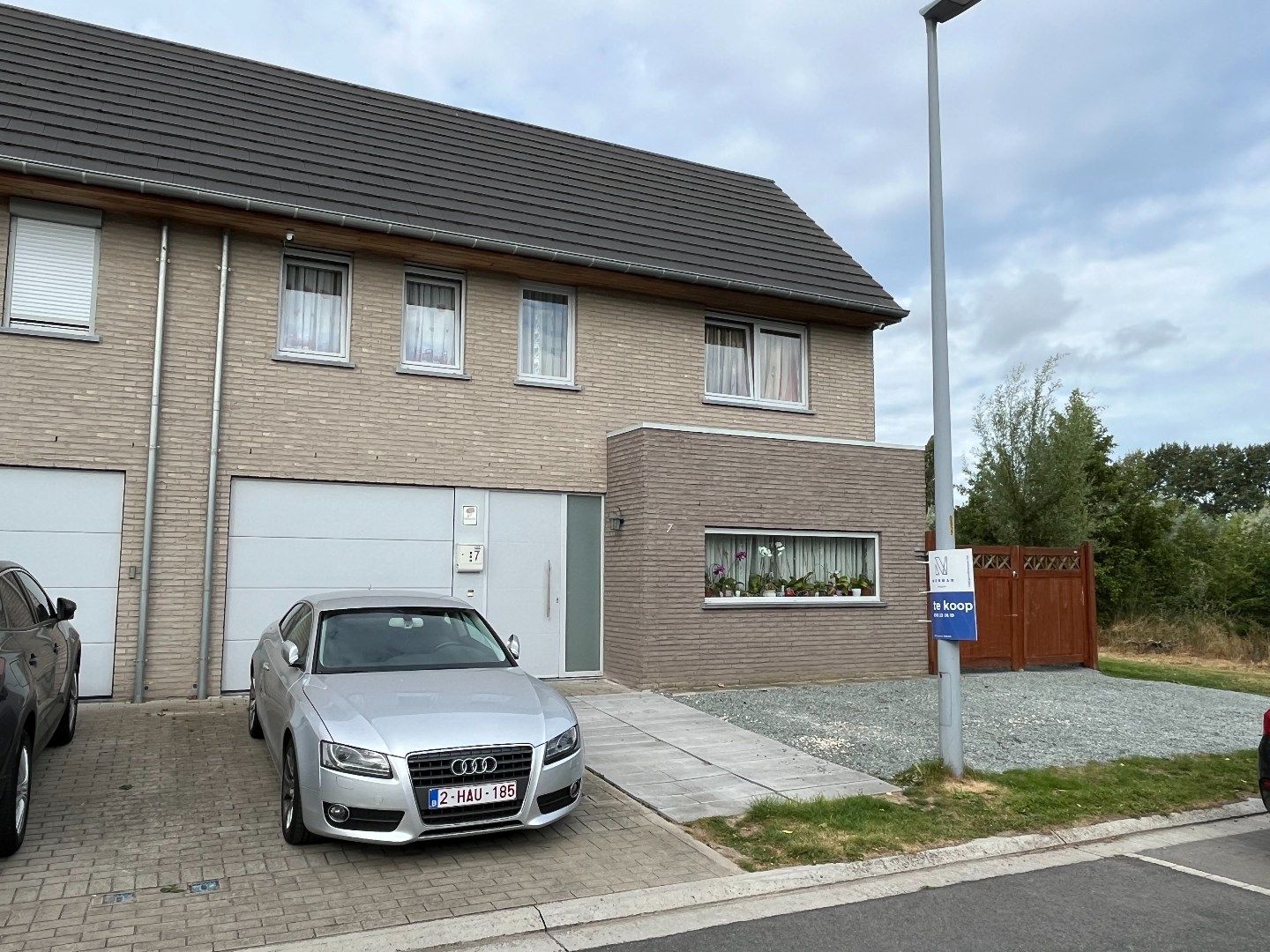 Recente woning te koop in Oostrozebeke met EPC A, 3 slaapkamers, veel parkeergelegenheid op een TOP ligging foto {{pictureIndex}}