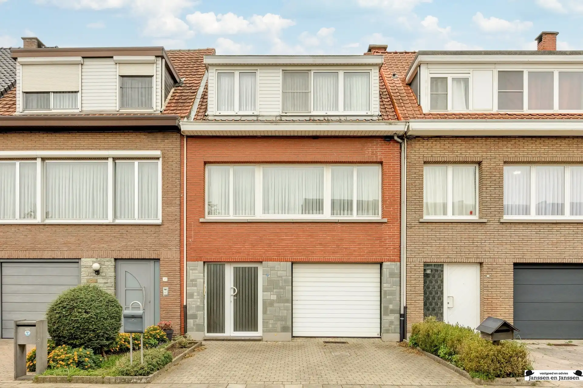 Hoofdfoto van de publicatie: Instapklare bel-etagewoning met 3 slaapkamers, garage en zonnige tuin in Ekeren-Donk