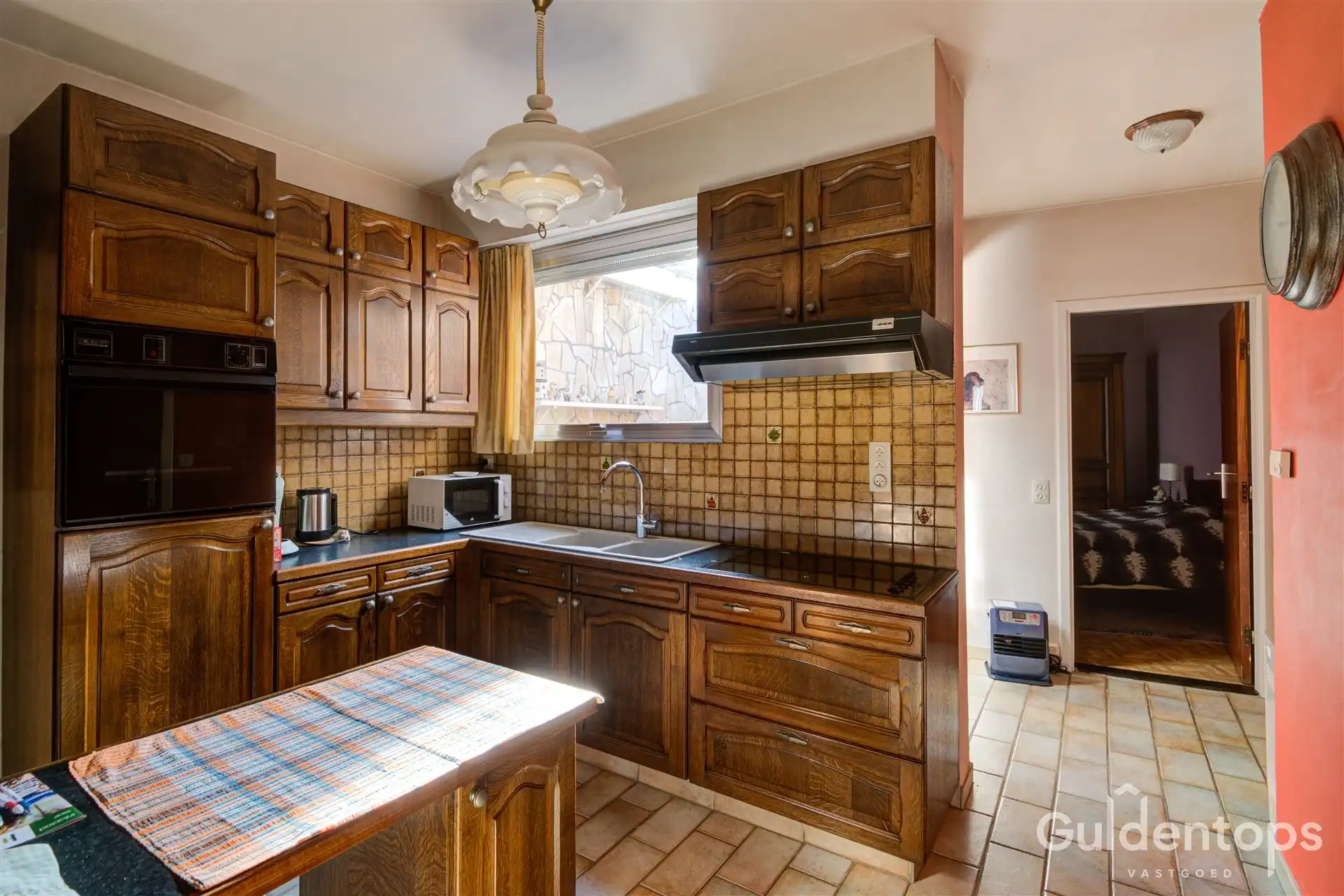 Zeer goed gelegen rijwoning foto 12