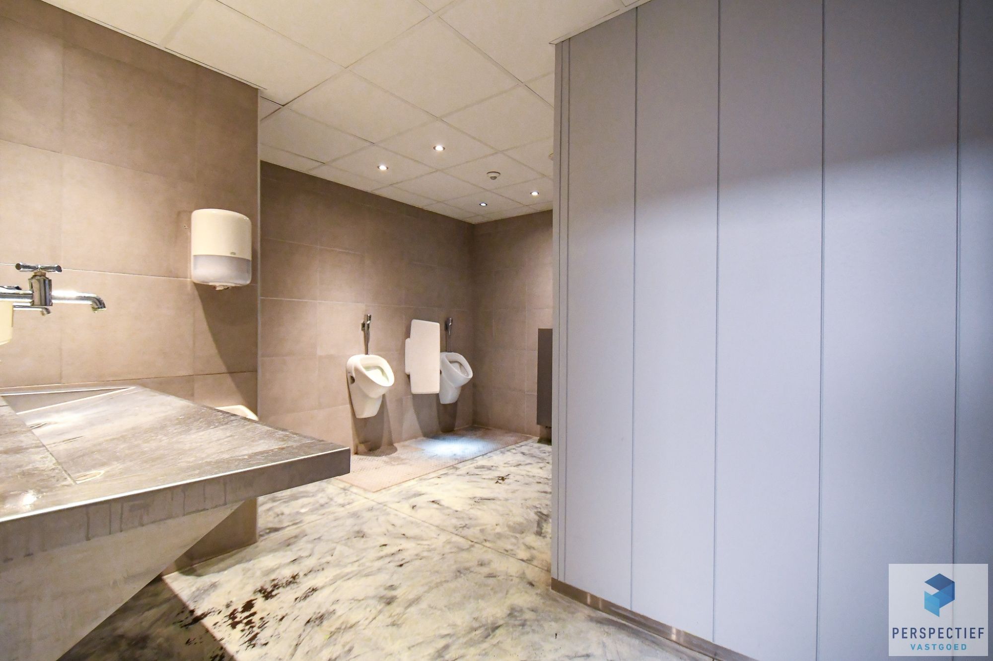 Uiterst goed gelegen polyvalente bedrijfsgebouw met 11 kantoorruimtes en een bruikbare vloeroppervlakte van 685m² foto 16