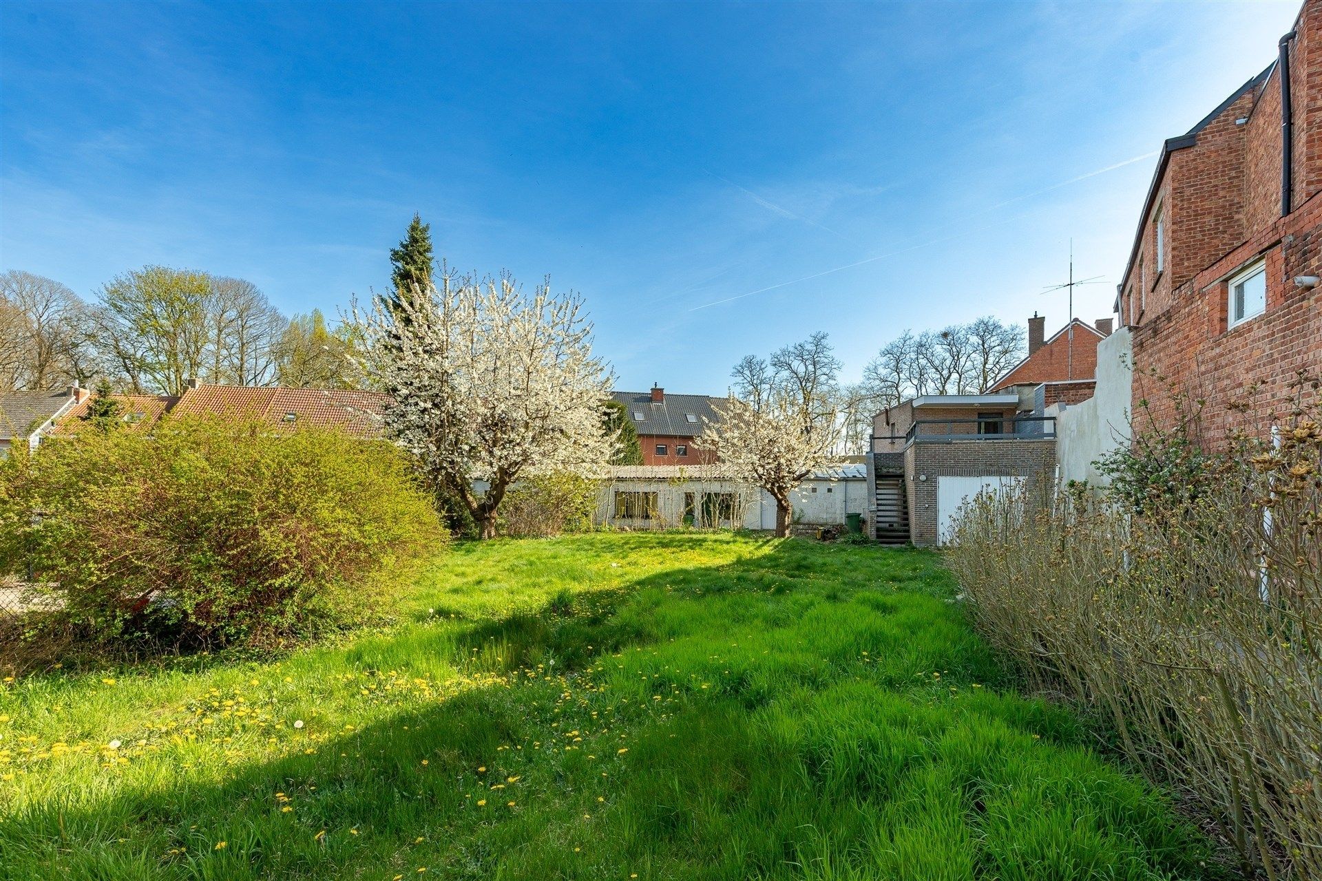 centraal gelegen renovatiewoning met grote tuin en verder potentieel foto 2