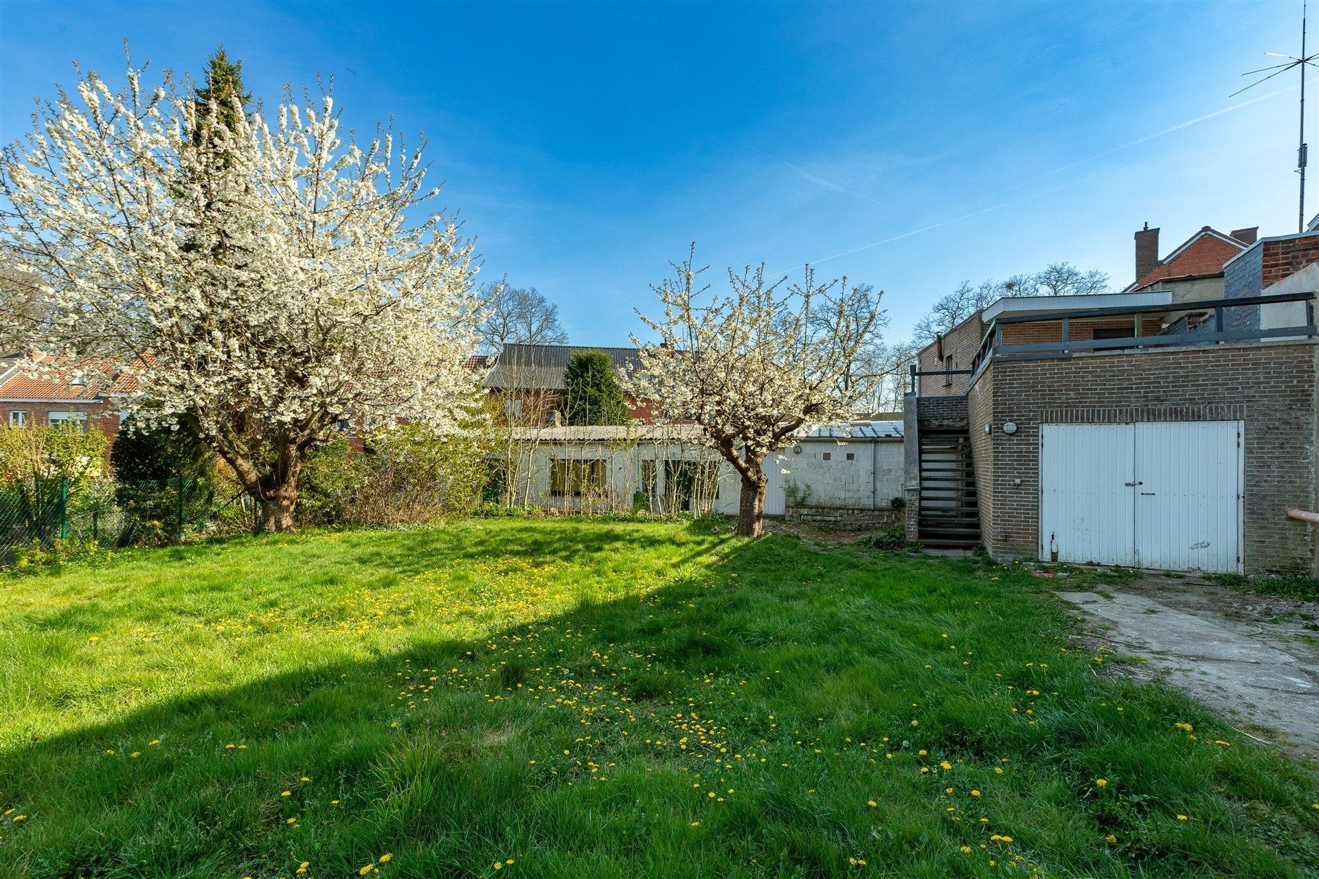 centraal gelegen renovatiewoning met grote tuin en verder potentieel foto 2