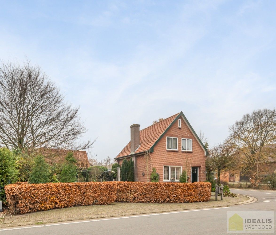 IDEALIS VASTGOED – Prachtige, stijlvolle woning met een aangename 123m² als bewoonbare oppervlakte. De woning omvat een lichtrijke ruime woonkamer voorzien van een pellet kachel en met een prachtige parketvloer dewelke overgaat in de keuken en 3 slaapkamers op een ruim en prachtig aangelegd perceel van 7a 42ca. Dit alles gelegen in een heerlijk rustige straat, op enkele minuten zowel van de centra van Pelt als Achel, doch ook op een steenworp van de Nederlandse grens, dichtbij Valkenswaard en Eindhoven. foto 2