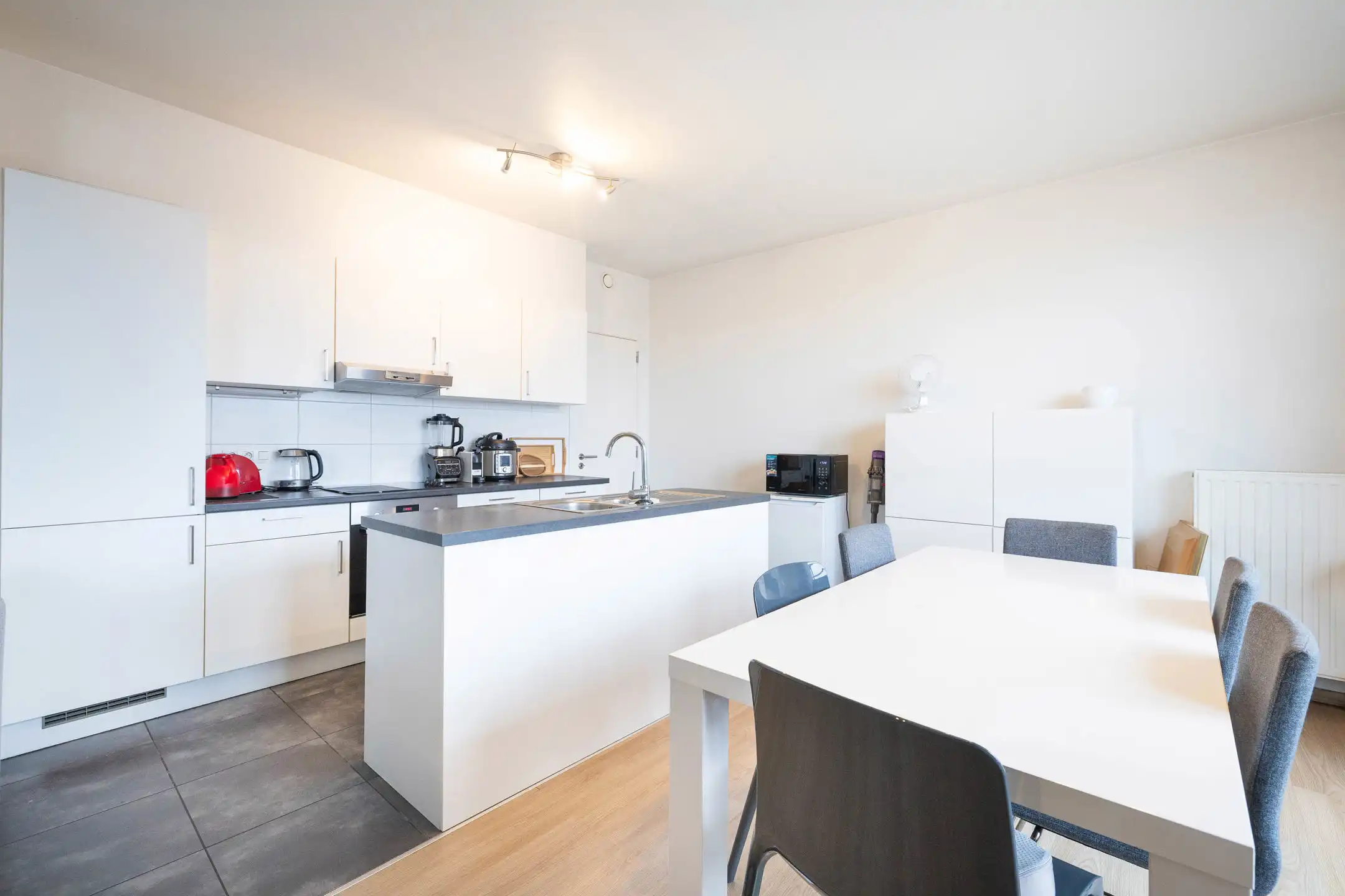 NATO - 3 slaapkamers appartement + P foto 8