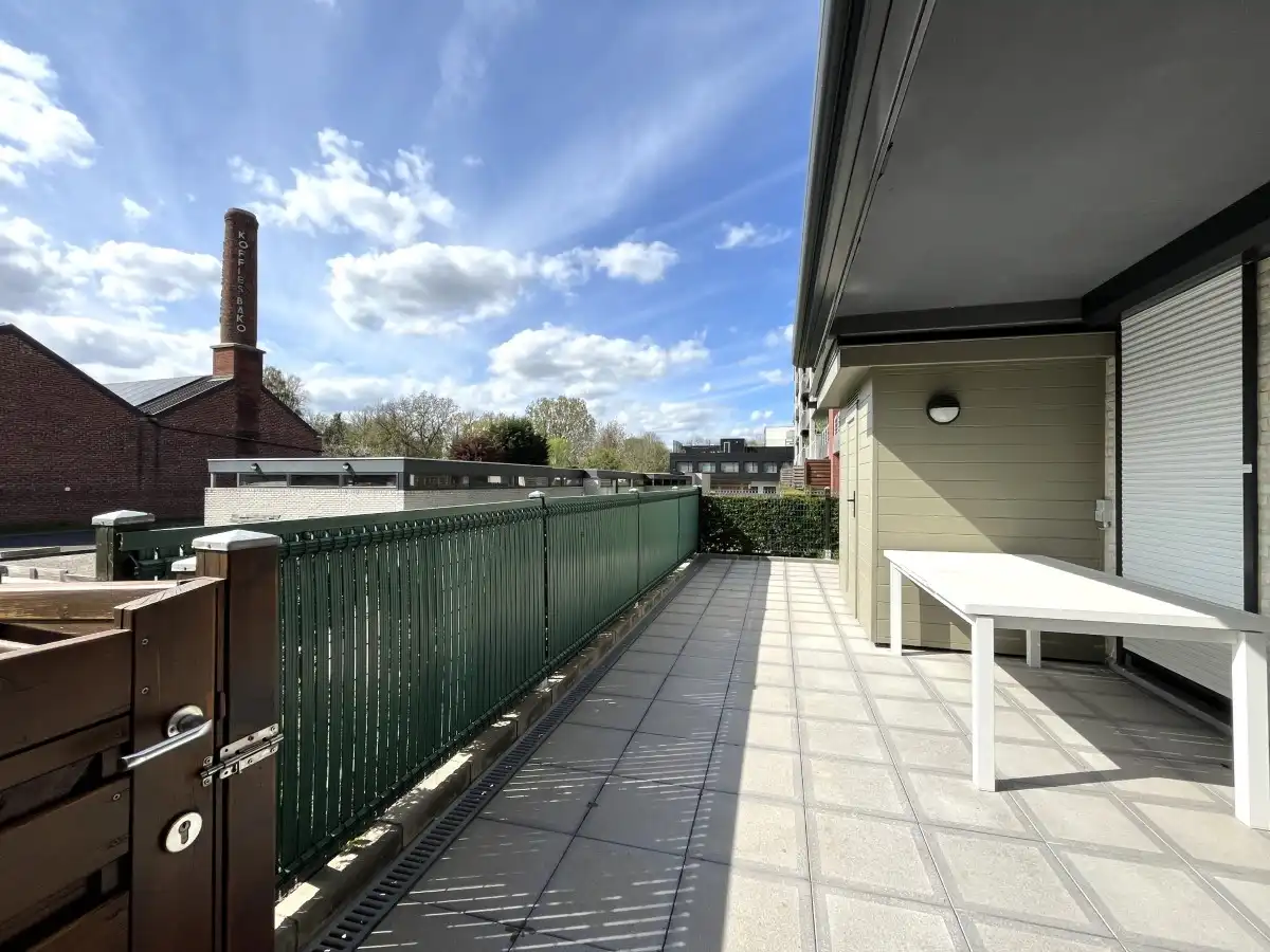 Ieper - Ruim en lichtrijk appartement met zonnig terras rondom foto 13