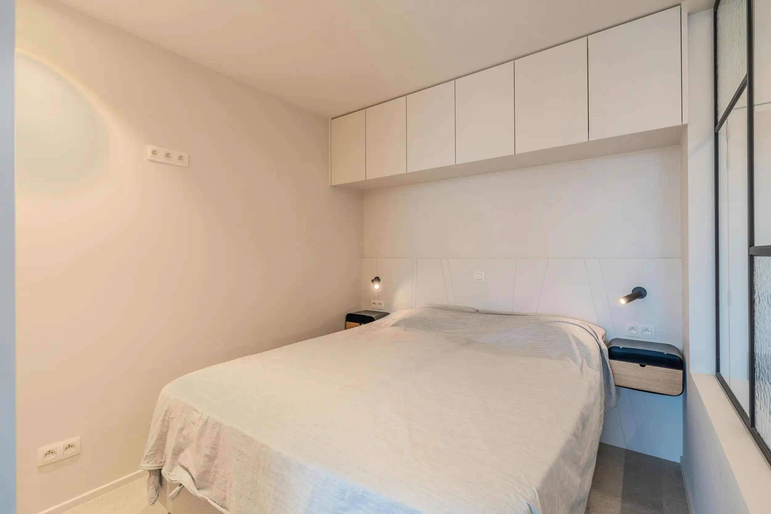 Prachtig gerenoveerde studio met aparte slaapruimte en terras foto 7