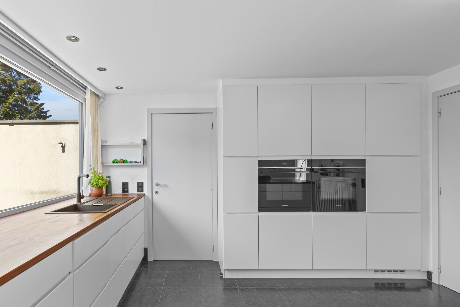 Ruime woning met nieuwe keuken, tuin & dubbele garage foto 5