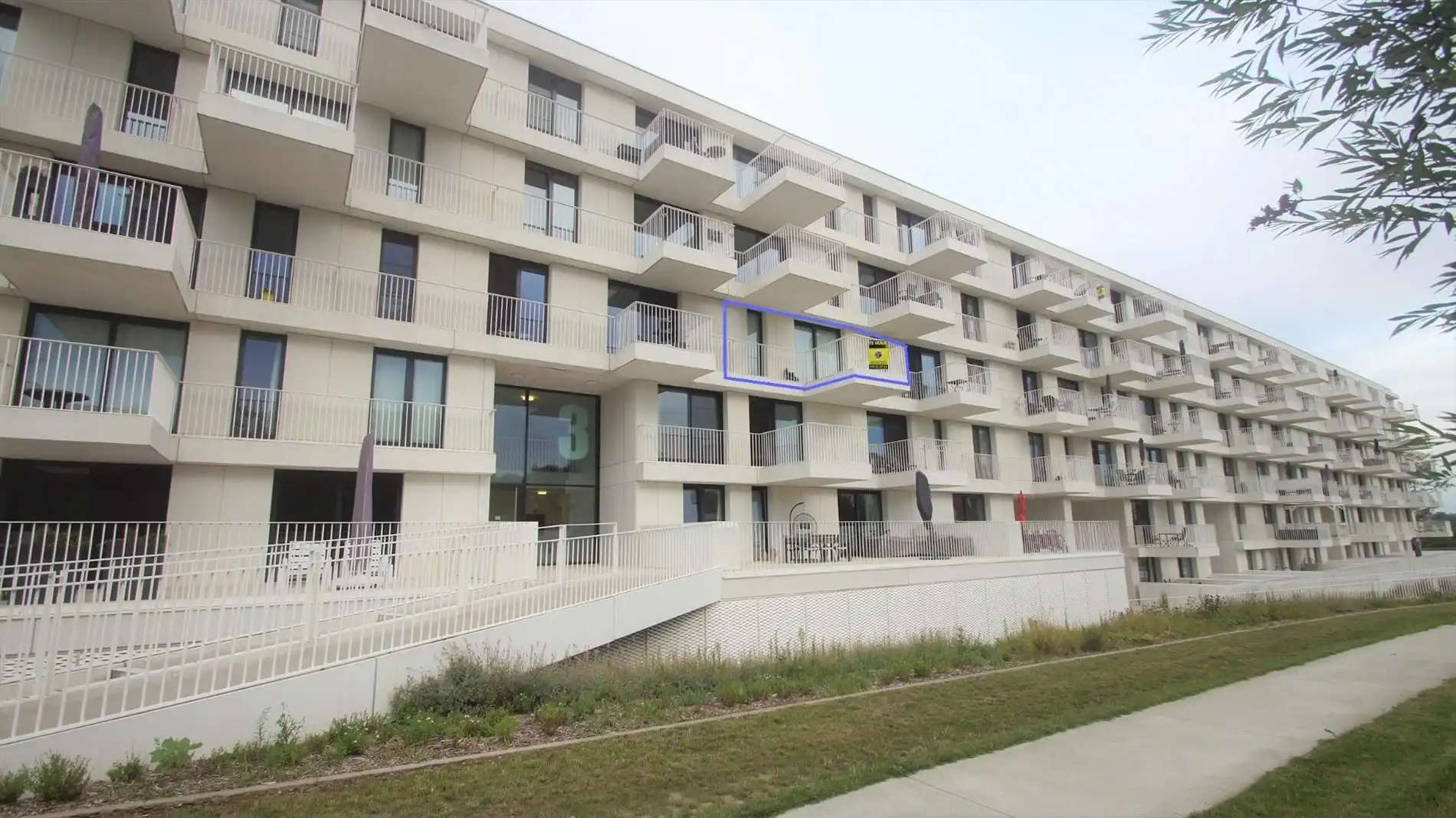 Luxueus en ruim nieuwbouwapp. met 2 slpks, terras en autostaanplaats foto {{pictureIndex}}