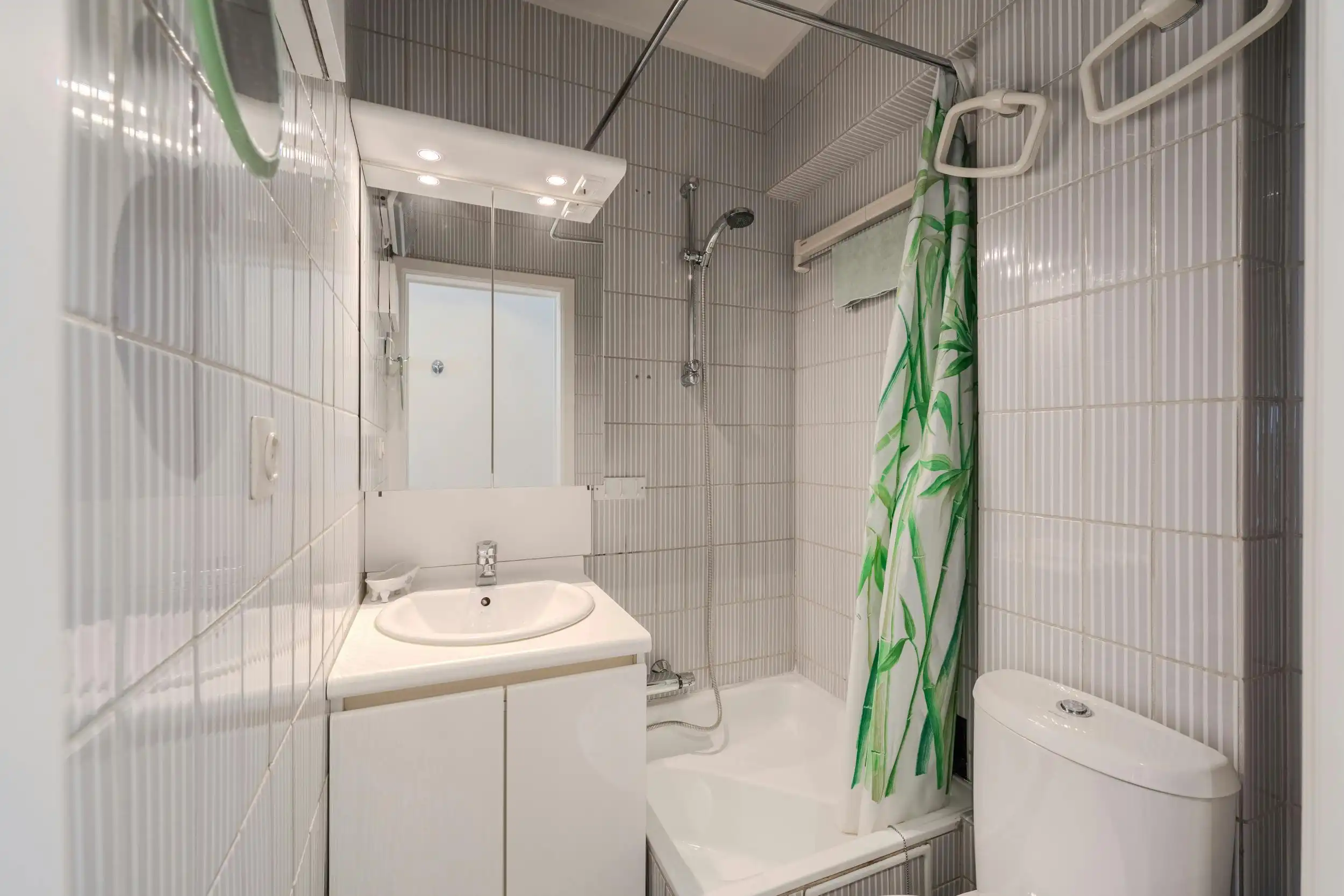 Gerenoveerde studio met slaaphoek en frontaal zeezicht! foto 9