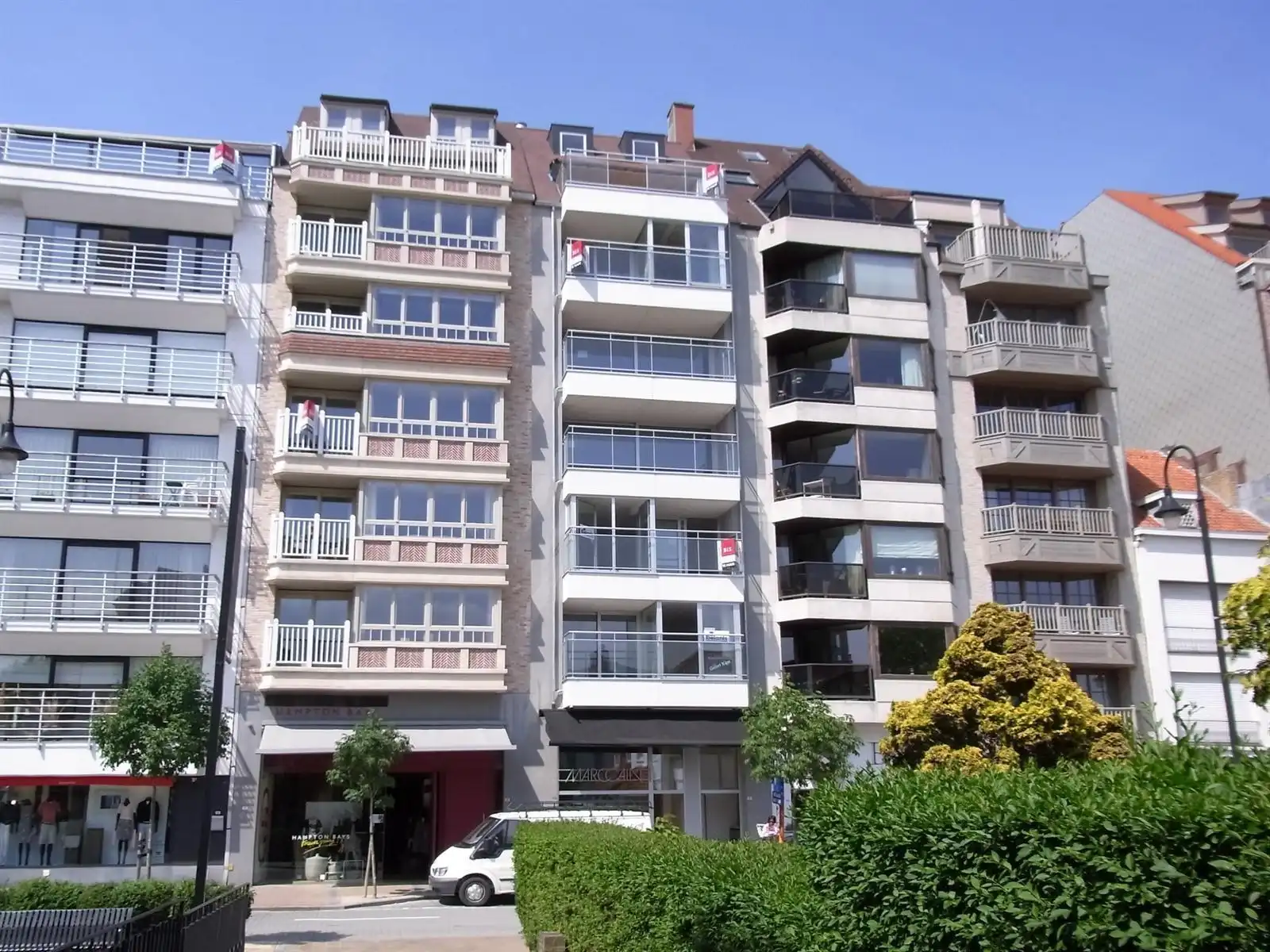 Mooi ongemeubeld appartement in hartje Zoute op wandelafstand van het Albertplein! foto 10