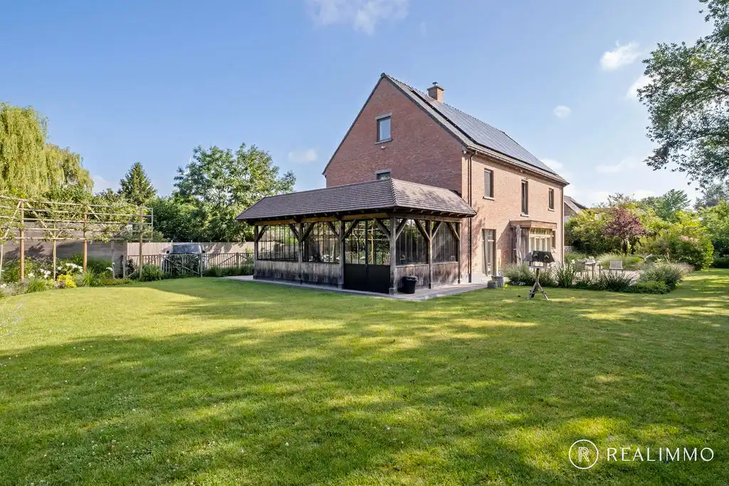 Exclusieve villa met ruime woonoppervlakte en rustige ligging! foto {{pictureIndex}}