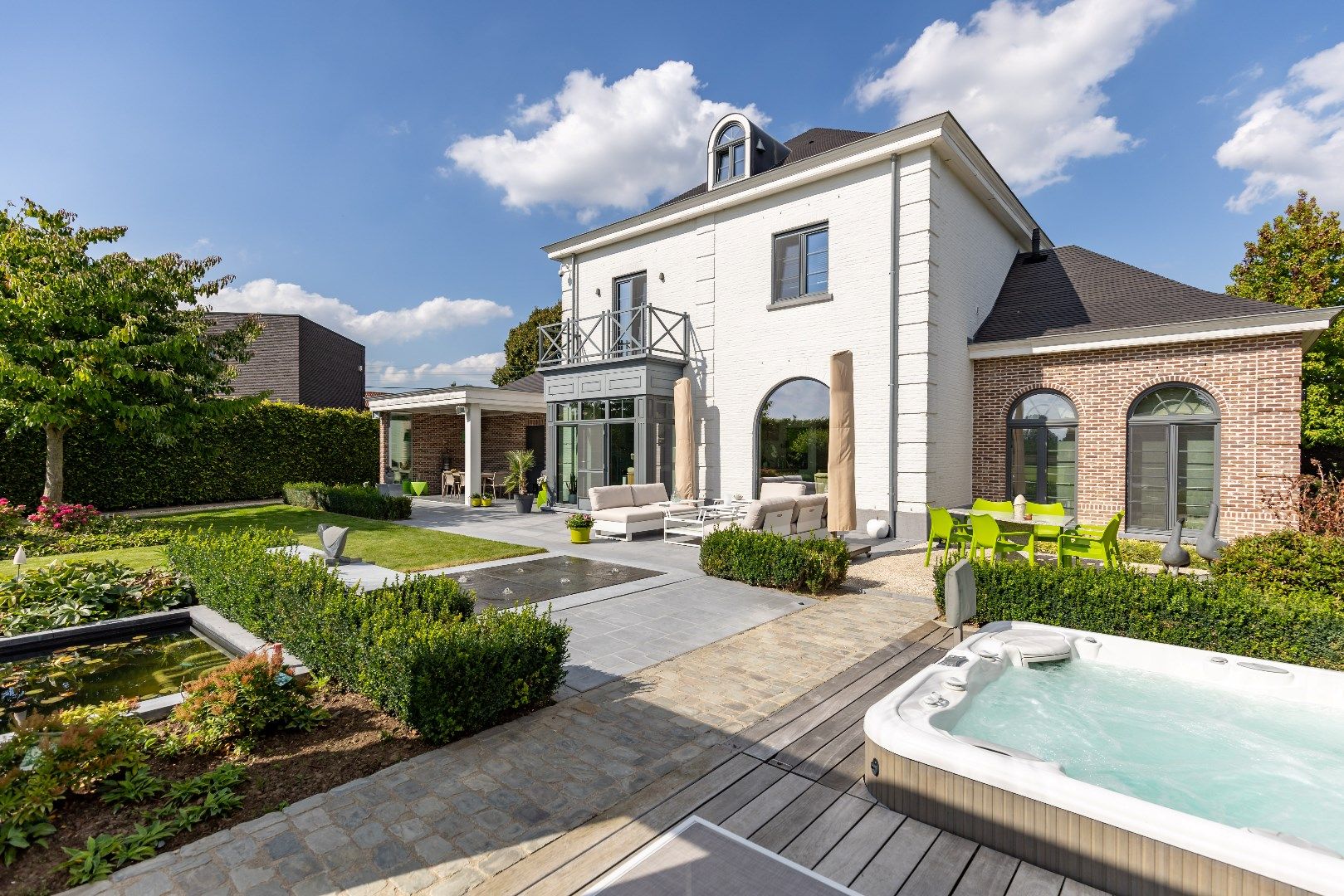 Luxueus afgewerkte villa met prachtige tuin in rustige omgeving foto 2