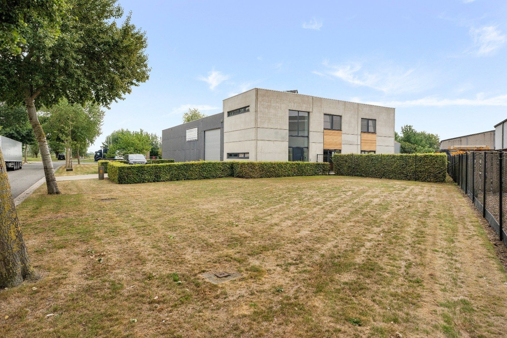 Prachtige woning met 4 slaapkamers en ruim magazijn op bedrijventerrein. foto 24