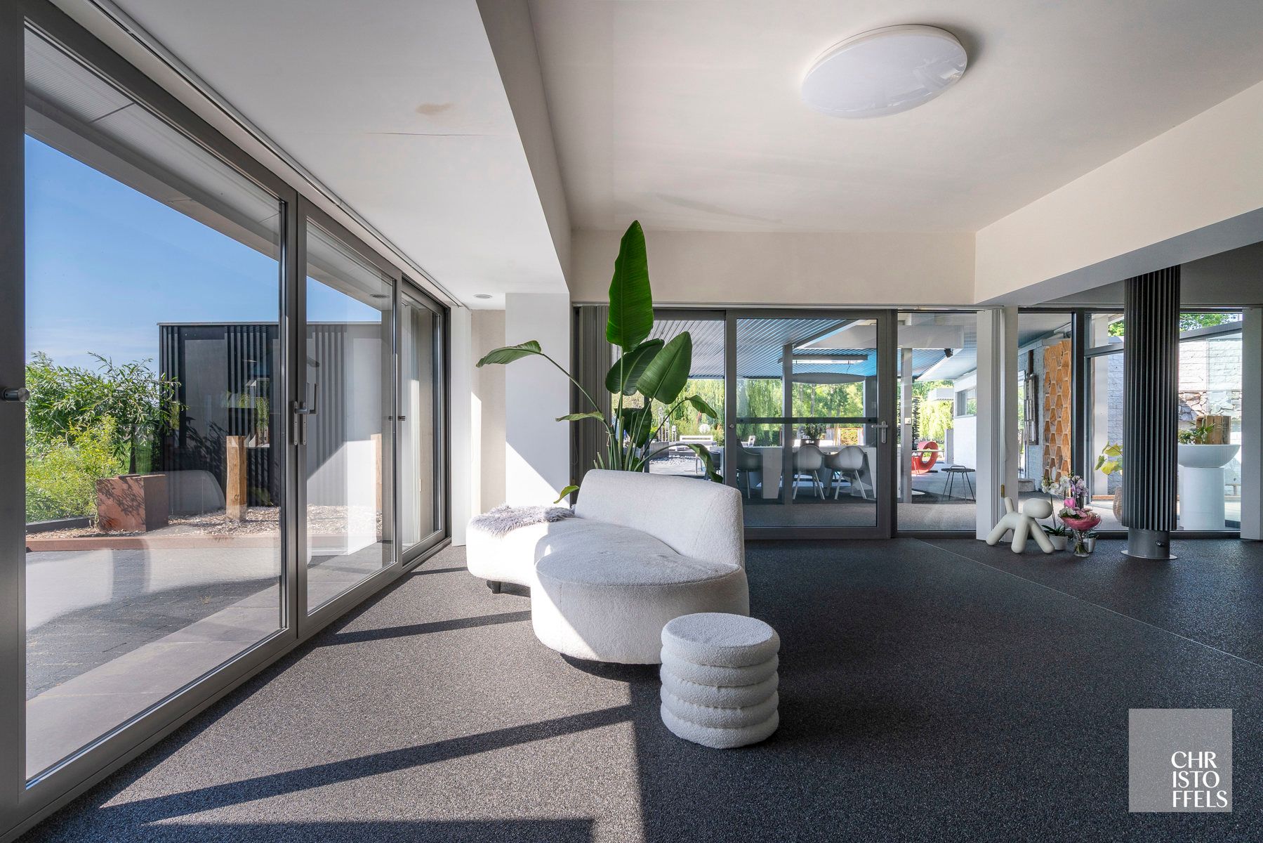 Moderne villa van 320m2 met verwarmd buitenzwembad foto 4